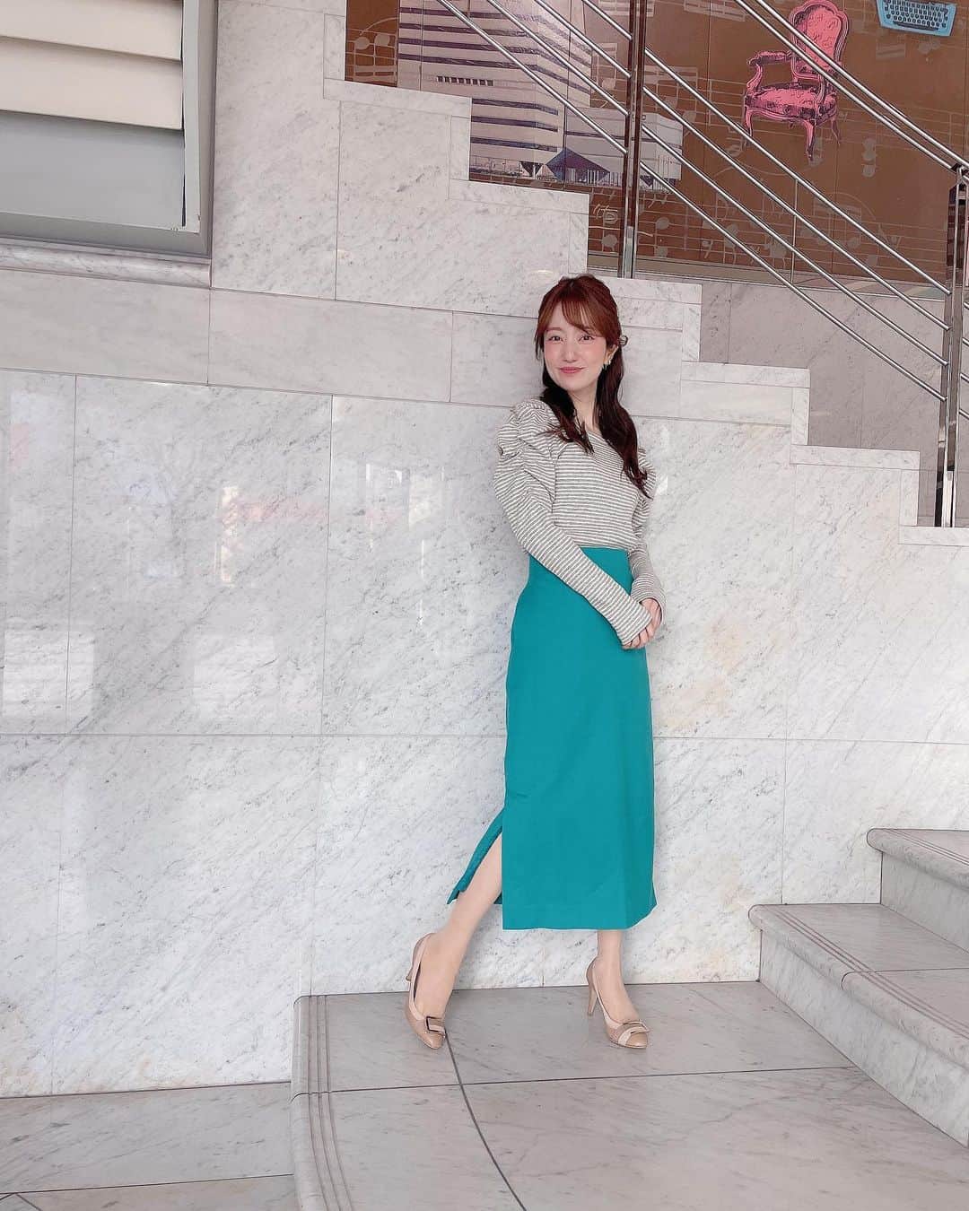 原直子さんのインスタグラム写真 - (原直子Instagram)「色が素敵！とっても綺麗な青緑♡スリットも良い感じ♡  いつもよりカジュアルめ。 スカートはいつもMサイズを着用している方が履いてちょうど良さそうでした✨  tops #raycassin  @raycassin_onlinestore  ・ スカート #techichi  @techichi_official   ・ #春色コーデ #パフスリーブ #ボーダートップス #タイトスカート #青緑」3月3日 14時24分 - naoko_15_hara