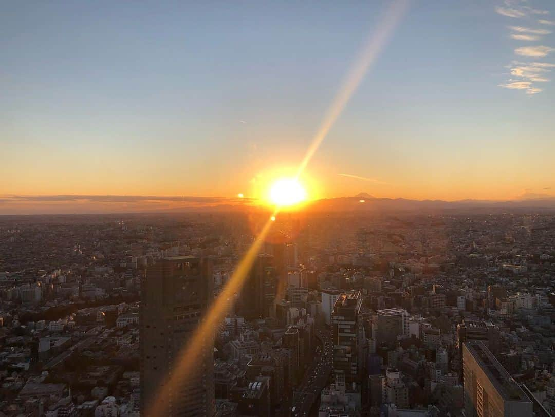 かにゃさんのインスタグラム写真 - (かにゃInstagram)「渋谷スクランブルスクエアの屋上にある展望台【SHIBUYA SKY】で見た東京の絶景が素晴らしかった👏✨夕日の時間に合わせて行くのがベストです👍💯 ただ、この日は真冬だったので極寒でしたが🥶来る価値ありでした‼️ 夜景も超綺麗だったので次回ポストします🥰  . . . #shibuyasky #shibuyascramblesquare #渋谷スカイ #渋谷スクランブルスクエア #渋谷 #東京 #東京観光 #観光 #東京夜景 #夜景 #夜景撮影 #夜景が綺麗 #夜景ら部 #絶景 #絶景スポット #夜景スポット #夕日 #夕日が綺麗 #サンセット #shibuya #tokyo #tokyolife #nightsky #nightview #sunset #sunsetview #sunsetphotography #sunsetlovers #sunsets #cityview」3月3日 14時27分 - kanya_435