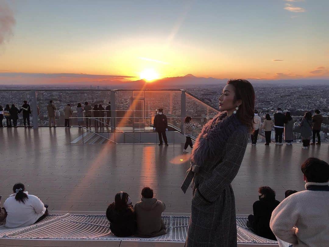 のインスタグラム：「渋谷スクランブルスクエアの屋上にある展望台【SHIBUYA SKY】で見た東京の絶景が素晴らしかった👏✨夕日の時間に合わせて行くのがベストです👍💯 ただ、この日は真冬だったので極寒でしたが🥶来る価値ありでした‼️ 夜景も超綺麗だったので次回ポストします🥰  . . . #shibuyasky #shibuyascramblesquare #渋谷スカイ #渋谷スクランブルスクエア #渋谷 #東京 #東京観光 #観光 #東京夜景 #夜景 #夜景撮影 #夜景が綺麗 #夜景ら部 #絶景 #絶景スポット #夜景スポット #夕日 #夕日が綺麗 #サンセット #shibuya #tokyo #tokyolife #nightsky #nightview #sunset #sunsetview #sunsetphotography #sunsetlovers #sunsets #cityview」