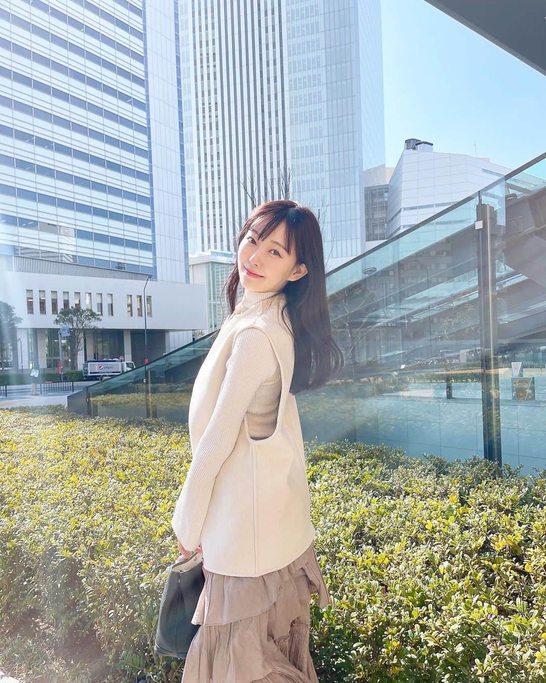 のインスタグラム：「. 春の空気になってきましたよね〜🌸 今年はお花見したいなぁ🍡 . そして新生活が始まるお友達にはロクシタンのギフトを🎀 新しい何かを始めるってすごい勇気が必要ですよね。だから応援の気持ちを込めて、、🌼 . 私はハンドクリームをこまめに塗ります♡ 手が保湿されてふわふわ感がアップするとモテます。知らんけど。 このハンドクリームはいい香りに包まれるので、日常でハンドクリームを塗り直す時はリフレッシュできる時間です🌷 . ハンドクリーム塗りすぎちゃった♡ちょっとあげるね♡ってやつやってみたいです！ 知らんけど♡ . #ロクシタン#新生活を香りで応援#フレフレフレグランスギフト#気持ち届く香りのギフト#pr」