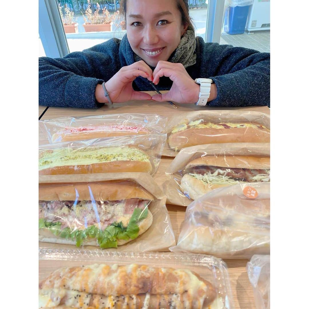 宮川紗麻亜のインスタグラム：「🌻 パンLOVE🍞🥐🥖🥪🥯 この日はボリューミーなコッペパン。  これは、小金井のバレーボール教室に行った時に買えるやつだから、たまにしか買えないやつ〜。  中身が溢れない様にちぎっただけなのに、パンのちぎり方が上手いと褒められました！笑  わたくしパン好きな癖に、実は1回も作った事はありません😂もちろん食べる専門です。 #パン好き #パン活 #パン屋さん #bakery  #🍞 #❤️ #小金井バレーボール教室 #東小金井 #volleyball #バレーボール #アンパンマンに似てると言われる  #サマーパンマン ⇦売れるかな？笑」