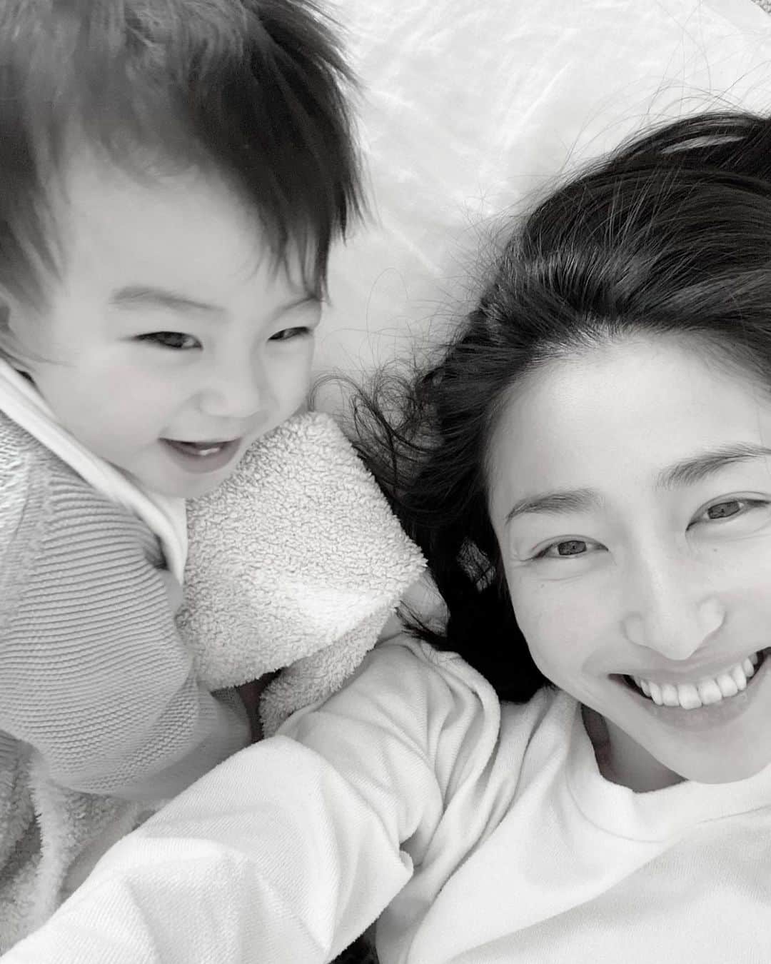永田杏奈のインスタグラム：「1歳になって、喃語も増えて可愛さ倍増❤︎ 息子に邪魔されながら3/5土曜日に開催するフリマの準備に追われております🛍  久しぶりのフリマ、ママになりライフスタイルが変わった事で着る機会がなくなってしまったお洋服等沢山お安く出品します！ 誰かが必要としてくれて着てくれればそれだけで嬉しい☺︎  大きめのエコバッグと不要な布と現金をお忘れないようお願いします🙏  売上の一部は犬猫の保護団体や虐待をされている子供たちへ寄付させて頂きます。  サポーターは @nagie.official 👟  ご来場お待ちしております🕊  ＜NAGIE フリーマーケット@南青山＞ ■日時 3月5日（土） 午後12時〜午後17時 ■会場 5450 THE GALLERY 東京都港区南青山5-4-50 2F @5450thegallery ■入場料 500円＋不要になった服(布、シーツなど可) ■参加メンバー ・大日方久美子さん @kumi511976 ・幸太さん @kotawave ・亀恭子さん @kame_kyo ・桐山マキさん @maki_kiriyama ・micoさん @m_iiicooo ・décolletéさん @decollte_accessory  ■注意事項 ・会場の入場制限を20名（1時間制限）までとさせて頂きます。 ・当日、12時より整理券を配布させて頂きますので、記載された時間にご入場下さい。 12時に来れなくても、並んで頂くか空きがある時間の整理券をお渡しします。  ・ショッピングバックの用意はありませんので、エコバック、紙袋などの持参をお願い致します。  ＊ご入場時のアルコール消毒、検温等、新型コロナウイルスの感染防止対策に取り組み開催させて頂きます。」