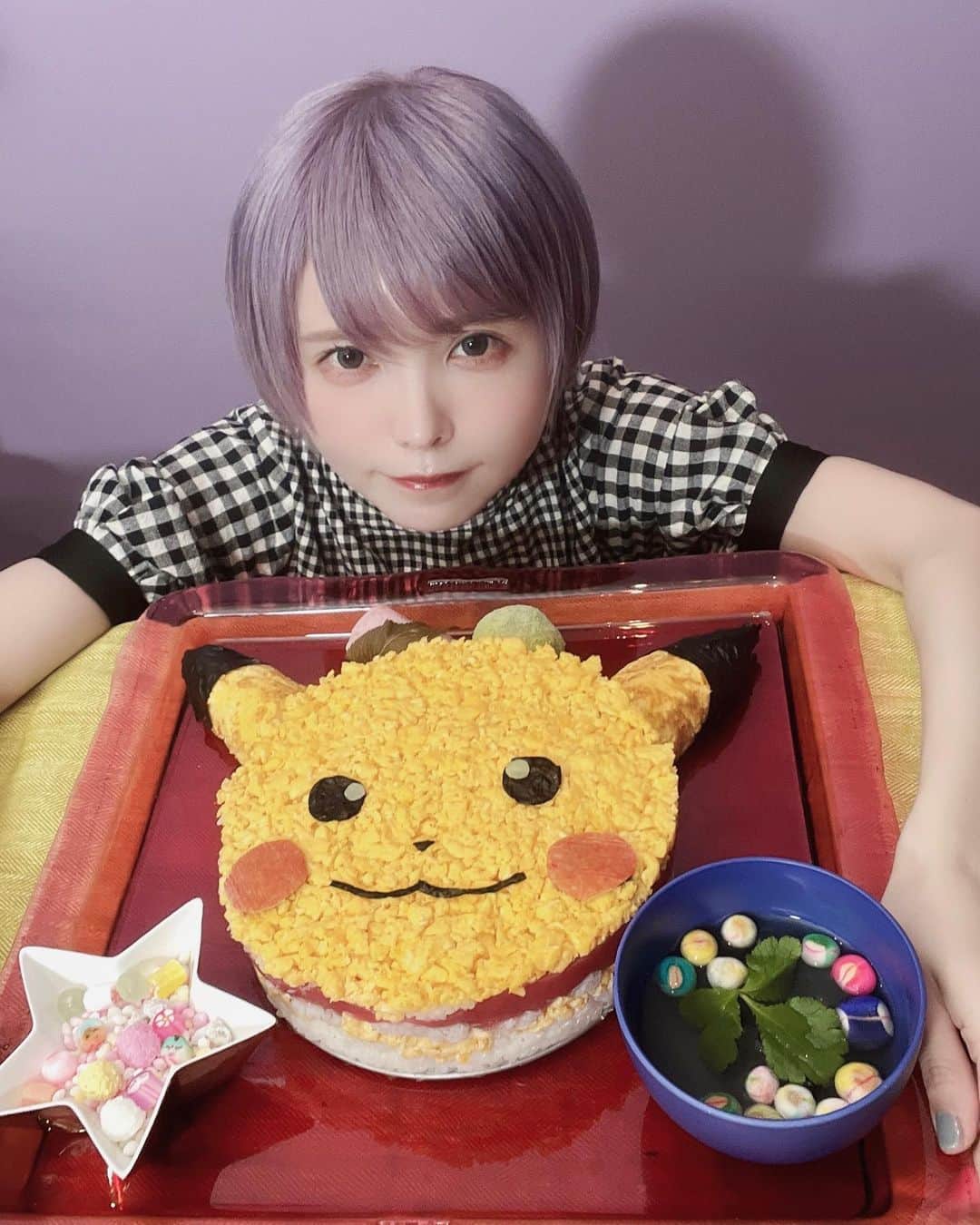 益若つばささんのインスタグラム写真 - (益若つばさInstagram)「ひな祭りなのでピカチュウちらし寿司作ってみたよー!友達の子ども大喜び！😂✨ 「切らないで〜！😫1人で食べるのー!😫」って言われた。笑  動画も撮ってみたから編集したらYouTube載せまーす！」3月3日 20時50分 - tsubasamasuwaka1013