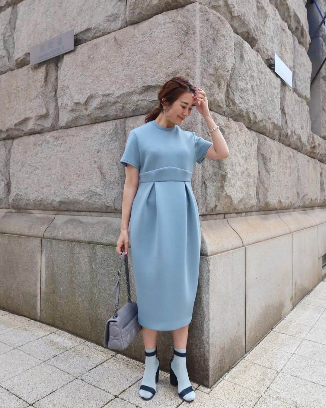 Mai Wakimizuのインスタグラム：「昨日着てたワンピース♡このなんとも言えないblueがたまらなく好き！すっごく綺麗な色なんです♡切替位置やコクーンシルエットのお陰で背が高く見えるし、スタイルカバーにもなる！春のお行事ごとにバッチリだし、彼との記念日dateとかにも♡お袖もついてて使いやすいので、ちょっとおめかしの時に持ってこいの1枚です＼(^o^)／スタッフにも大人気で、皆どのカラーにしようか決めれずパニック状態。笑  dress:#linkable @linkable_official(来週10日発売予定)」