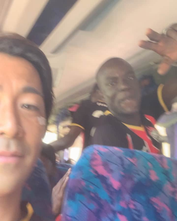 中町公祐のインスタグラム：「新チーム City of Lusaka 残りシーズンはわずかですが。 ・ ・ #africa #zambia #football #試合前はどこのチームもこんな感じで歌いながら会場入りします」