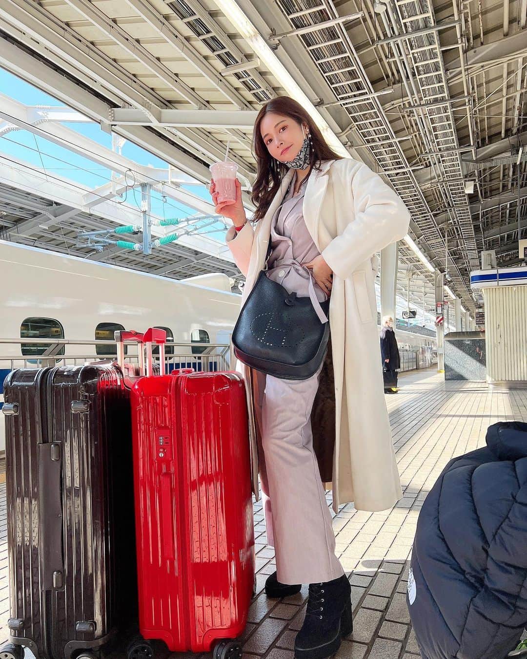 のインスタグラム：「新大阪駅でいつも飲むやつ🚄🥤 XXXXXLサイズくらいの欲しい← #旅のお供  coat : @rienda_official jacket &pants : @ladymade_official bag : @hermes ・ ・ ・ ・ ・ ・ ・ ・ ・ ・ ・ ・ ・ ・ ・ ・ #旅#新大阪#新大阪駅#新幹線#東京#東京旅行#旅行コーデ#ママコーデ#ママファッション#子育てママ#ママライフ#産後ダイエット#産後#セットアップ#春コーデ#エブリン#家族旅行#男の子ママ#東京#移動#ナチュラルメイク#ママスタグラム#生後10ヶ月#春服#スーツケース#春カラー#rimowa#hermesbag#jacketstyle#springfashion」