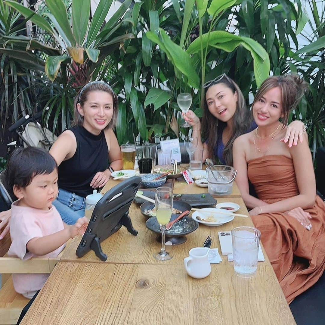 間瀬ゆきのインスタグラム：「最近ちょっと落ち込み気味だったけど、今日で完全復活した🙌  落ち込んでるとインスタでつい弱音を吐いてしまったけど、そのおかげで今週はたくさんのお友達に救いの手を差し伸べてもらって、 話を聞いてもらったり、聞かせてもらったり。 おいしいもの一緒に食べて、飲んで、一緒に笑って。 ただそれだけで幸せすぎて、もー本当に感謝しかない😭❤  本当にめっちゃ元気になった💪  みんな、ラブです😘❤❤」