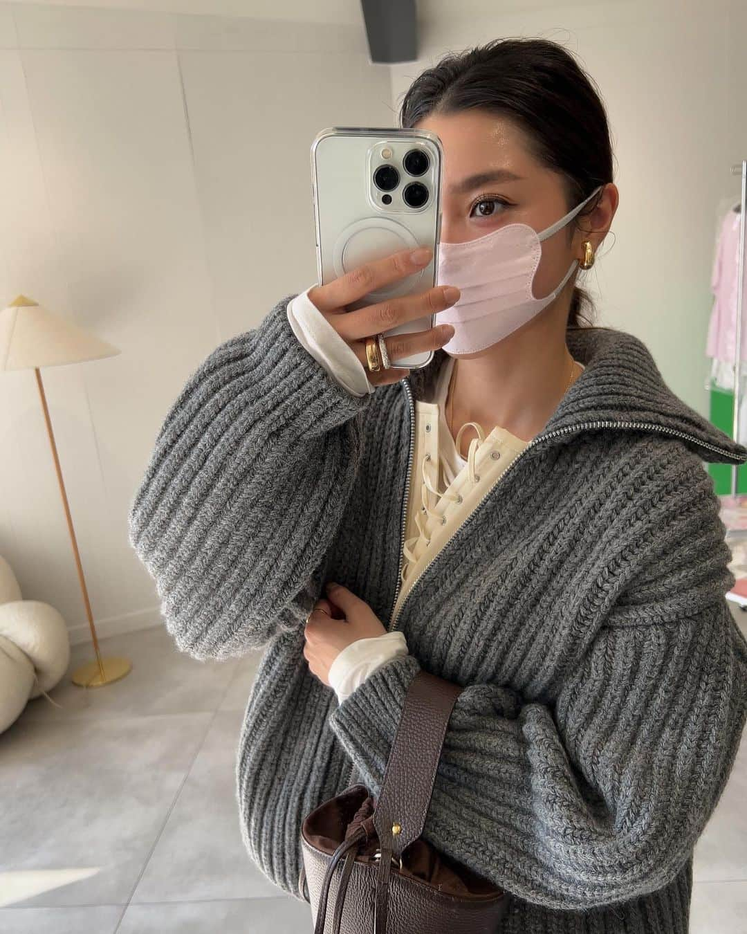 田中彩子さんのインスタグラム写真 - (田中彩子Instagram)「. マスクの色も 🐷Pink ×Grey 🐭 ファッションの一部として捉えたらマスクも楽しいですね💓 顔の半分隠れるし🐷 . knit...#prada  longTee...#gypsohila @gypsohila.jpn  pants...#blamink  bag...#ayakobag @ayako_bag  mask... @d.masque  . 花粉のせいか、 寝ても寝ても眠い🥱」3月3日 17時11分 - ayako_tanaka_