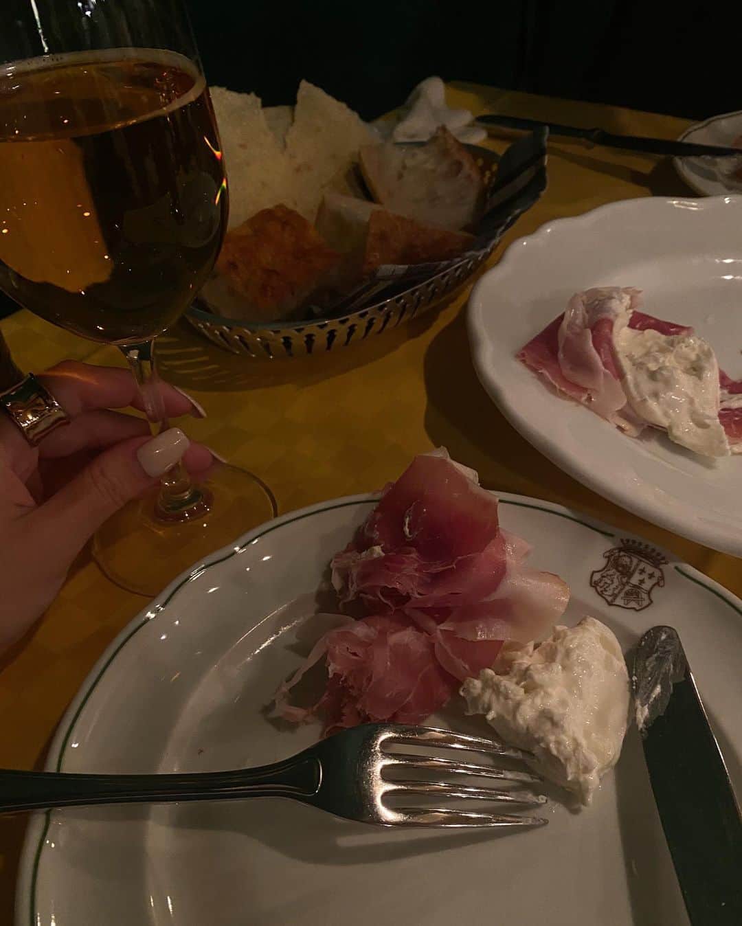 梯真奈美さんのインスタグラム写真 - (梯真奈美Instagram)「美味しい思い出🍷  温かみのある素敵な空間で とっても居心地の良いお店だったよ🧀  お肉にチーズに生ハム ワインがあれば もう幸せ。♡🤤  また行きたいイタリアンのひとつ♡  #イタリアン #老舗イタリアン」3月3日 17時06分 - official_manami