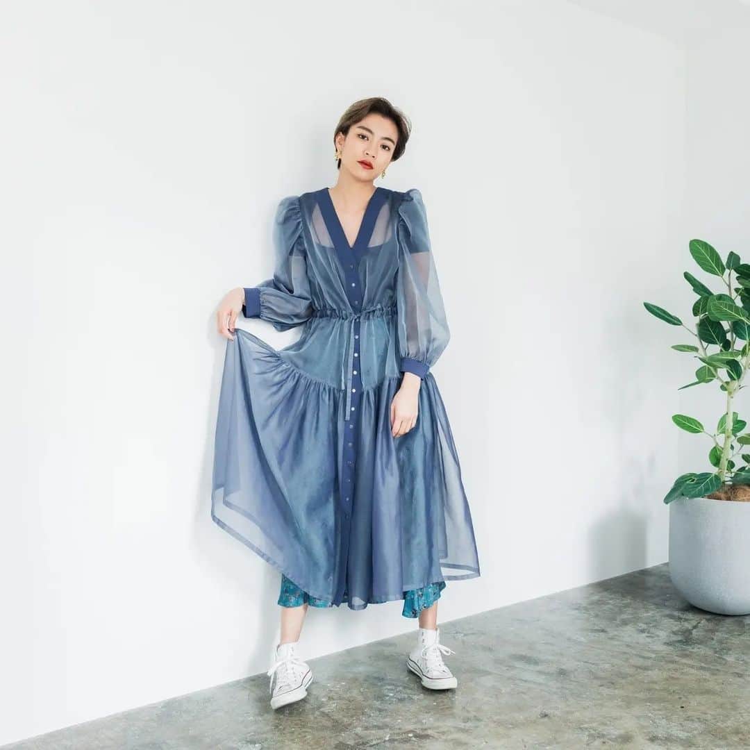 平アスカのインスタグラム：「今月の @lildor_official はこちらの再販です。 ちょうど1年程前に販売したVネックオーガンジーワンピース。 暖かくなってきた春の陽気にちょうどいい、美しいブルーのオーガンジー素材です。 インスタライブでも言ってくださっていた「着るだけでおしゃれになれる」ワンピース。予約販売なので期間中のみ購入可能。 予約販売は3/14（月）21:00〜スタート。 20:30〜インスタライブ配信も . 販売情報はスワイプで公式LINE@のご登録がおすすめ。 #LiLDOR #リルダール #ドレス #ワンピース」