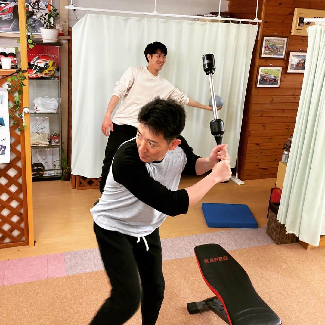 中澤卓也さんのインスタグラム写真 - (中澤卓也Instagram)「今日は「おとも整骨院」@otomo_seikotsu さんで、武藤さんとトレーニング💪🔥 武藤さんの「スラッガー目指さなきゃ！」コメントに、吹き出した僕。笑 素晴らしい環境で、そしてプロレーサーの隣で、和気藹々とトレーニングさせてもらえる幸せ🤤 噛み締めて頑張ります💪🔥  #おとも整骨院 #武藤英紀 選手 #レーシングドライバー #トレーニング #環境に感謝 #約束 #中澤卓也」3月3日 18時10分 - takuya_nakazawa.118