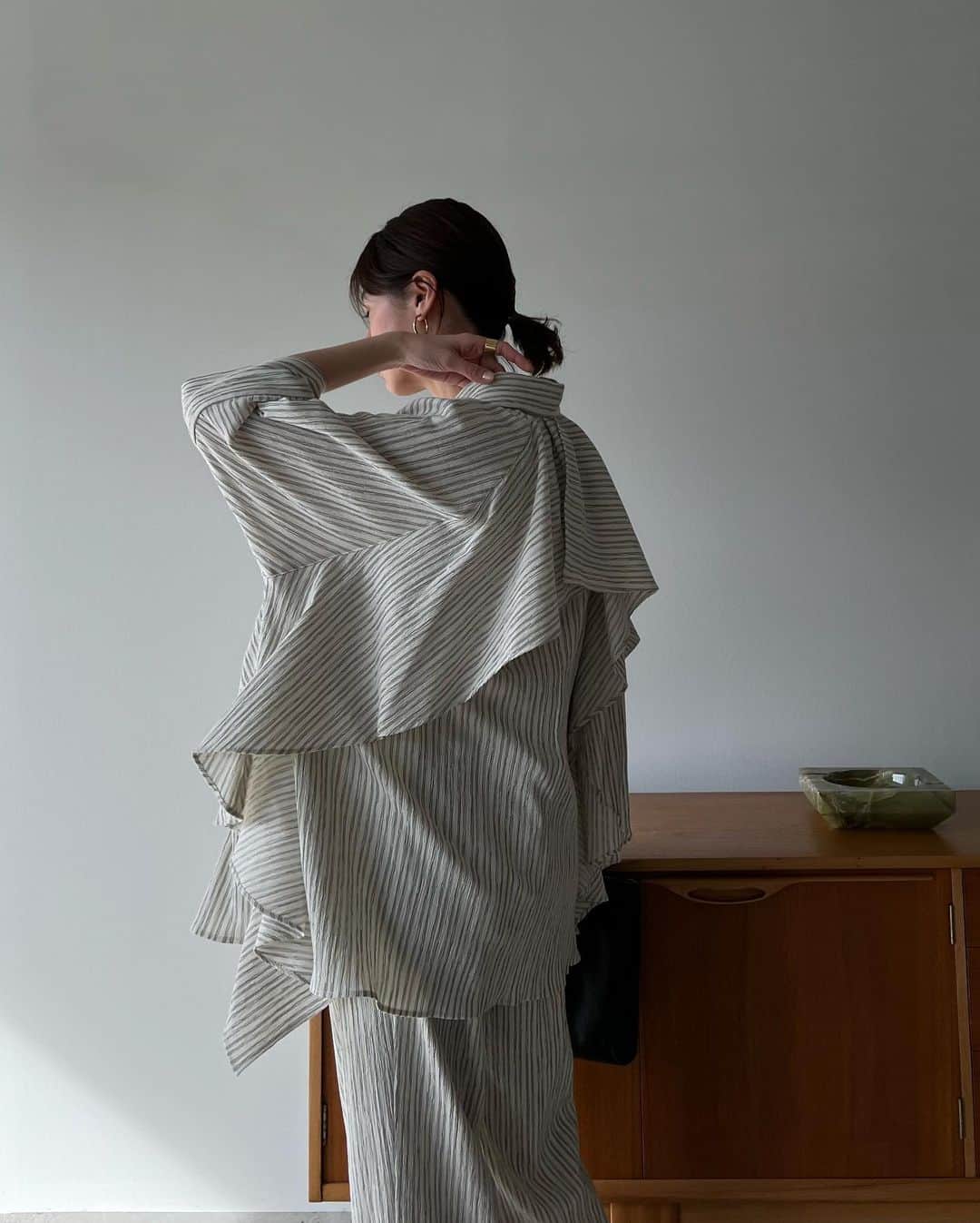 松本恵奈さんのインスタグラム写真 - (松本恵奈Instagram)「CLANE定番でもあるバックフリルデザインのシャツ。ワイドなシルエットのシャツにサイドからバックに大胆にフリルを施したアイキャッチなアイテムです。凹凸のある素材もストライプの柄もとても着やすく涼しげな印象で着れてとてもオススメな一枚です♡ #clane #新作 #もうすぐ発売」3月3日 18時13分 - ena1123