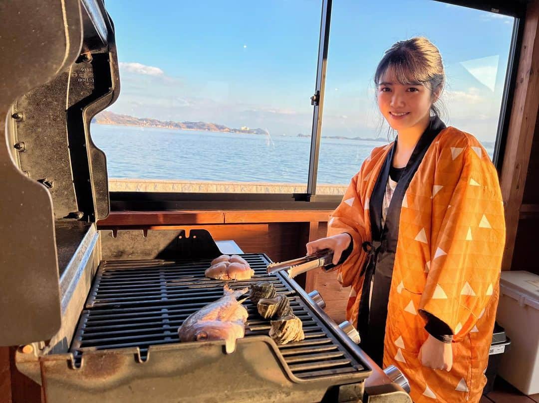 高木凜々子のインスタグラム：「🐟🐟🐟 ⁡ ⁡ ⁡ ⁡ ⁡ 海辺を背にしてはんてん着て魚や貝を焼く私。 ⁡ プライベート写真すぎますね🤣🤣🤣笑 ⁡ ⁡ ⁡ 家族とのグランピング最高に楽しかった〜👨‍👩‍👧❣️ 最高のご褒美時間でした✨」