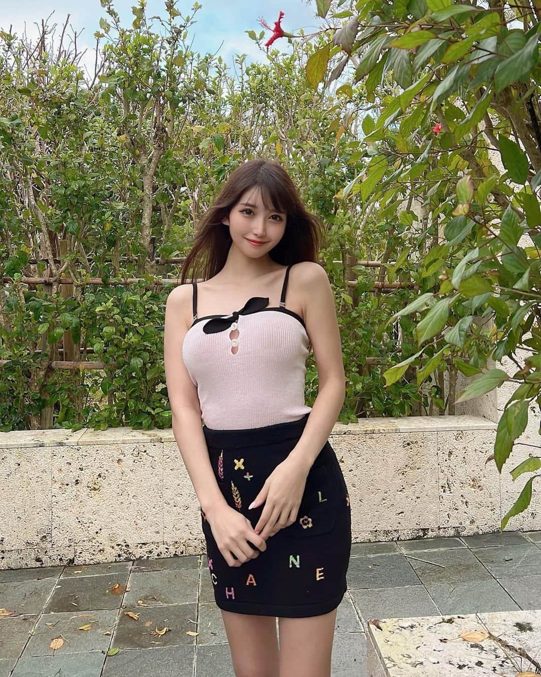 のインスタグラム：「. 緑が綺麗なところって良いよね〜🌴🌿✨ . 春通り越して夏！みたいな格好してるね🤣 暑いの苦手だけど夏服ってかわいくて好き🤍 （ニップレスが透けてるけど気にしないで🥺） . 沖縄picまだあるから、ちょこちょこ載せてくね🌺 . #沖縄#沖縄旅行#リゾート#シャネル#chanel#fashion#fashionista#fashionstyle#okinawa#okinawajapan#japan#japantrip#trip#japanesegirl#theritzcarlton#japantravel#travel#resort」