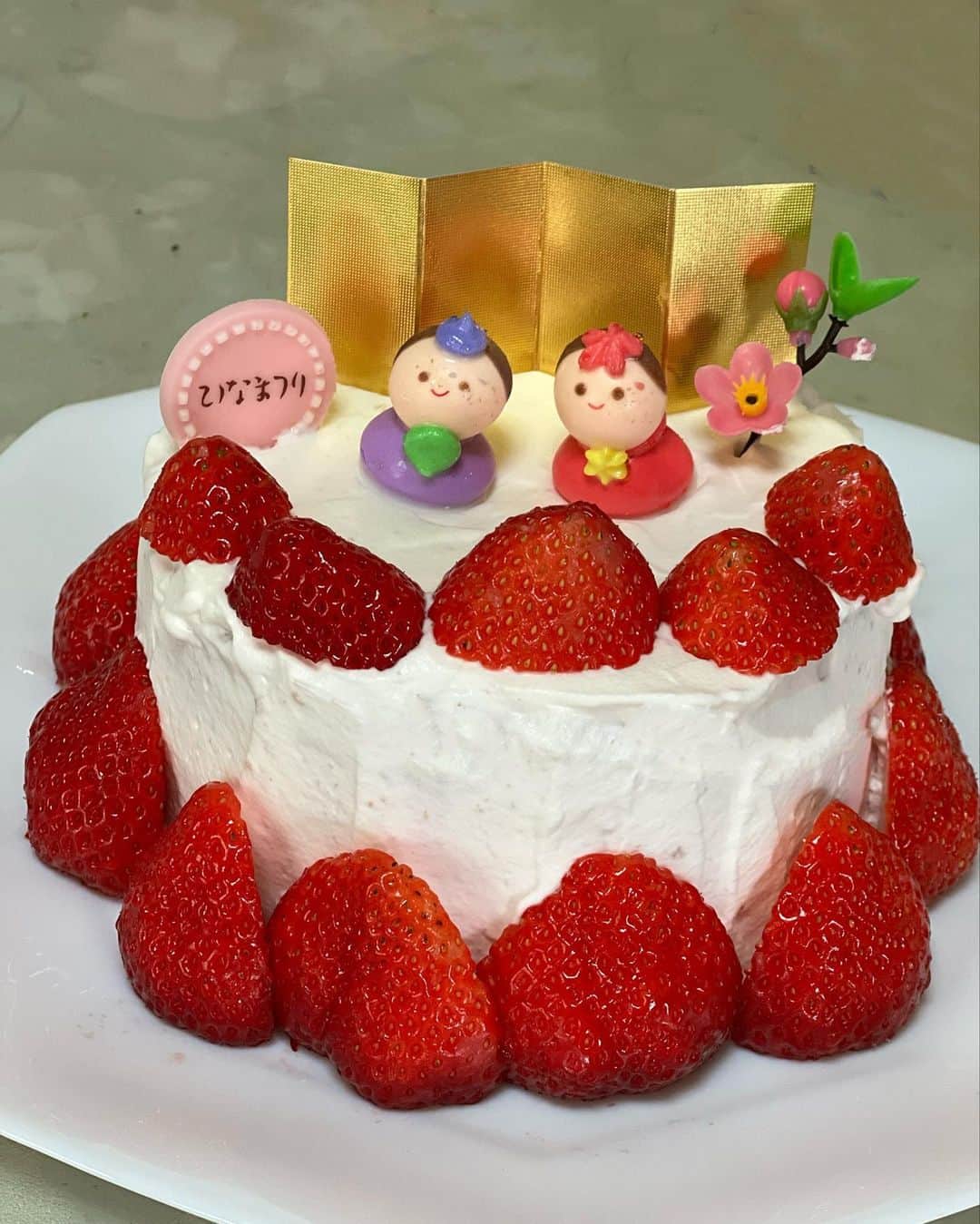 浅野ゆう子のインスタグラム：「今日は…  3月3日 🌸  手作りお雛さまケーキです　^_^  母と一緒に楽しいひとときでした。  喜んでくれて嬉しい💕  #ひな祭り #おひなさま ケーキ #母 #母の笑顔 #何より嬉しい」