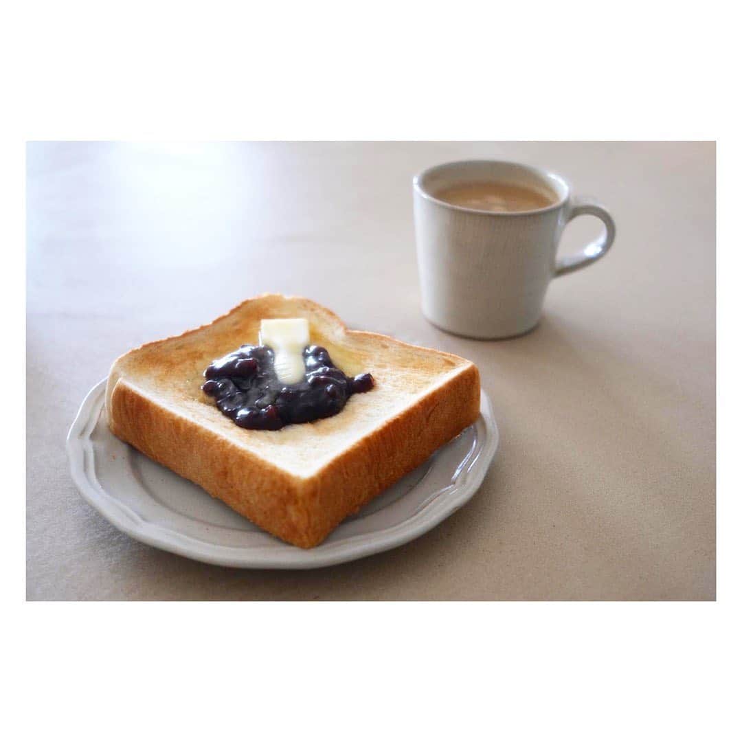 並木万里菜さんのインスタグラム写真 - (並木万里菜Instagram)「あんバター、、、 厚いクッションと一体化していく 溶け込んでいく姿もまたいいですよね。 　 　 好きな言葉は厚切り 　  #ランチ#おひるごはん #おひるごぱん #あんバターパン #あんバタートースト #あんことバターは最強」3月3日 18時50分 - marina_namiki
