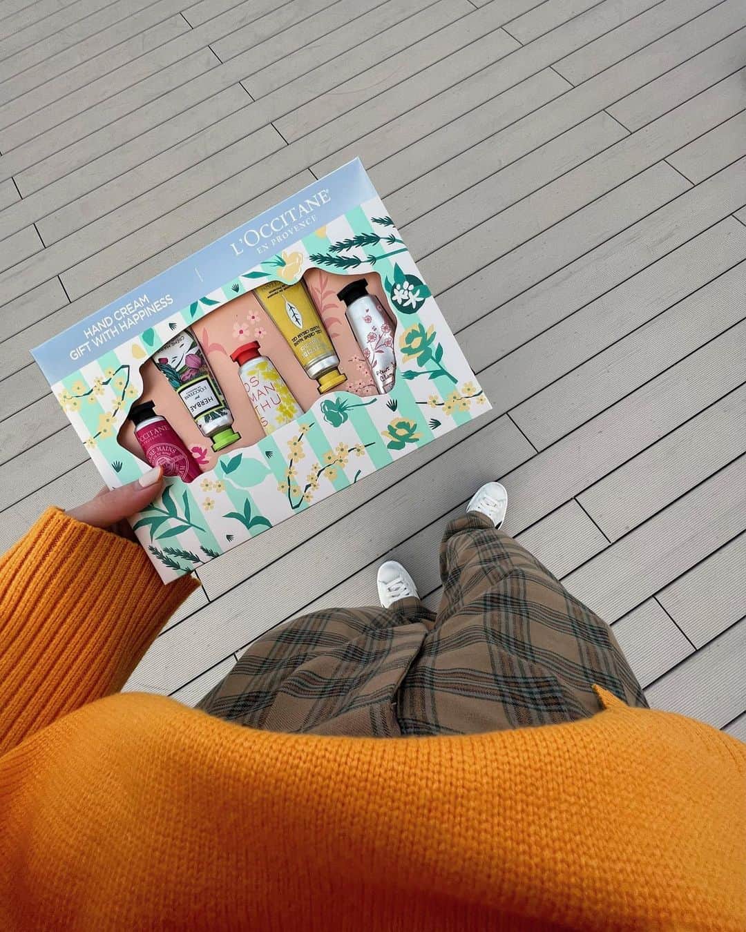 Nagomi（なごみ）さんのインスタグラム写真 - (Nagomi（なごみ）Instagram)「.  暖かくなって色んな服装でお出かけ出来る☺︎ みんなは春の予定決まってる？🌸  隣で支えてくれるこーくんに ロクシタンハンドクリームGIFT WITH HAPPINESSをプレゼント🤝🧡  いつも笑わせて幸せにしてくれてありがとう. 感謝を込めてハンドクリームを♡ パッケージもすごい可愛いし、 香りもいいから2人でも使える🤍  これからも2人で頑張っていこうね！  @loccitane_jp   #ロクシタン #新生活を香りで応援 #フレフレフレグランスギフト #気持ち届く香りのギフト #PR」3月3日 18時57分 - __nagomi32__