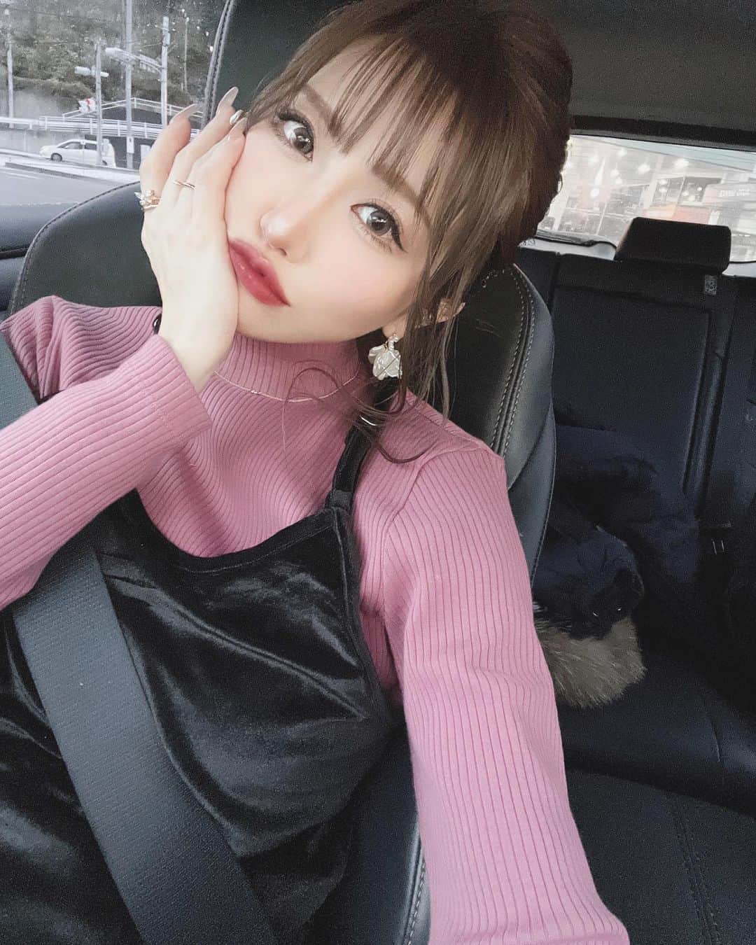 春咲ひなたのインスタグラム：「いつかの📸 助手席乗ってる時って自撮りしがち🤣 . . #令和ベビー#令和4年ベビー#妊娠後期#妊娠8ヶ月#30w#30w6d#プレママ#マタニティ#マタニティーライフ#ぷんにー#ぷんにーらいふ」