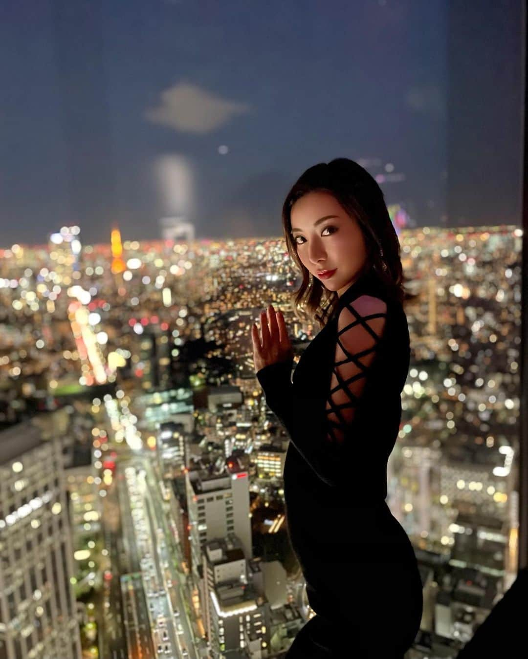 かにゃさんのインスタグラム写真 - (かにゃInstagram)「SHIBUYA SKYで夜景と撮影楽しかった💖 最終的に夜景より自分が主役の撮影になってしまったw ポートレートでもはや夜景ぼやけてる😂（東京カレンダーの撮影風w）  . . . #shibuyasky #shibuyascramblesquare #渋谷スカイ #渋谷スクランブルスクエア #渋谷 #東京 #東京観光 #観光 #東京夜景 #夜景 #夜景撮影 #夜景が綺麗 #夜景ら部 #絶景 #絶景スポット #夜景スポット #夜景好きな人と繋がりたい #ネオン #shibuya #tokyo #tokyolife #nightsky #nightview #cityview #view #nightphotography #nightscape #stunning #stunningview #beautiful」3月3日 21時15分 - kanya_435