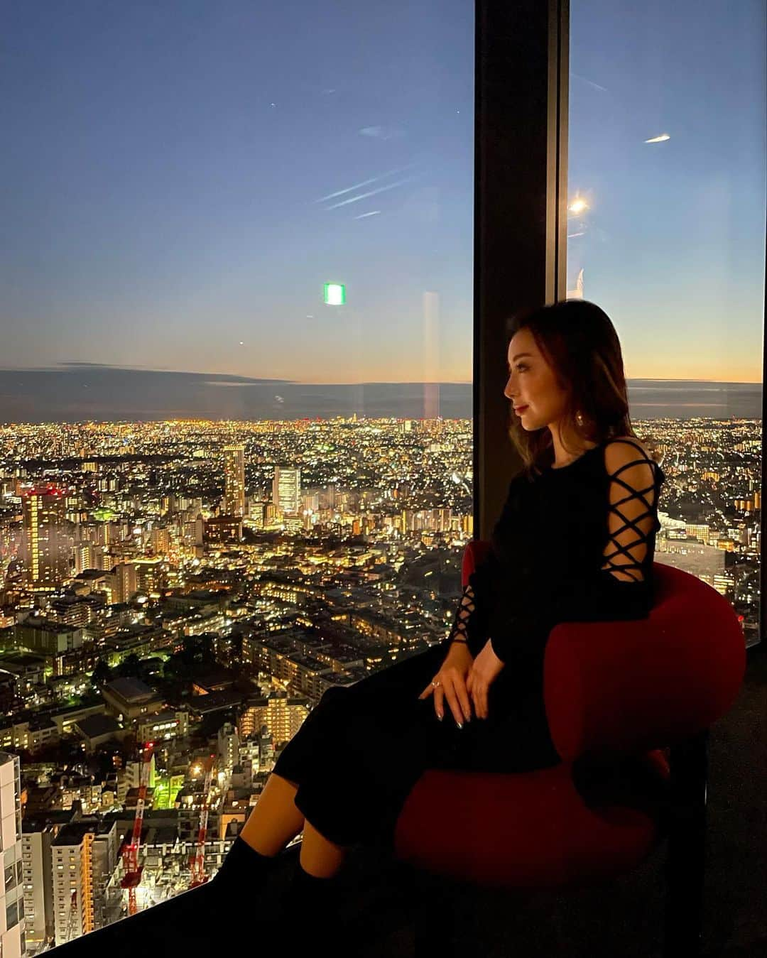 かにゃさんのインスタグラム写真 - (かにゃInstagram)「SHIBUYA SKYで夜景と撮影楽しかった💖 最終的に夜景より自分が主役の撮影になってしまったw ポートレートでもはや夜景ぼやけてる😂（東京カレンダーの撮影風w）  . . . #shibuyasky #shibuyascramblesquare #渋谷スカイ #渋谷スクランブルスクエア #渋谷 #東京 #東京観光 #観光 #東京夜景 #夜景 #夜景撮影 #夜景が綺麗 #夜景ら部 #絶景 #絶景スポット #夜景スポット #夜景好きな人と繋がりたい #ネオン #shibuya #tokyo #tokyolife #nightsky #nightview #cityview #view #nightphotography #nightscape #stunning #stunningview #beautiful」3月3日 21時15分 - kanya_435