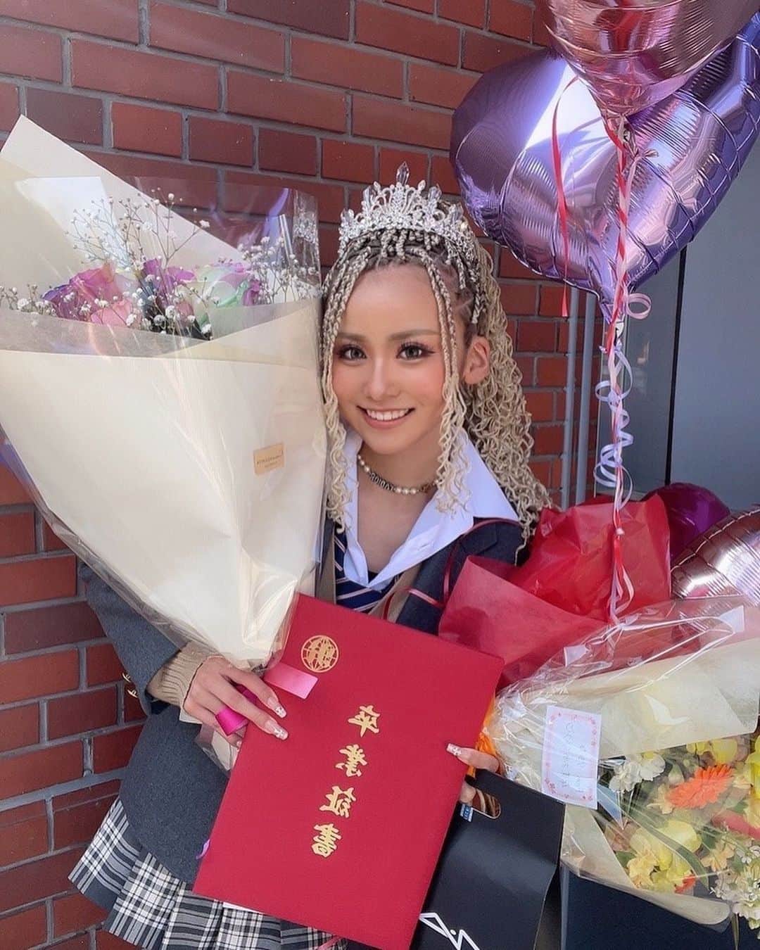 染谷リアナのインスタグラム：「高校卒業しました~🌸💕 ・ ・ たくさんの人にお祝いしてもらえて友達にも会えてめちゃくちゃ幸せな1日でした😖💖 ・ ・ 一生の思い出📷💭 ・  #ljkの素敵な思い出 #ljk終了のお知らせ #jkブランド #卒業式  #卒業式ヘア  #高校卒業  #ギャルしか勝たん」