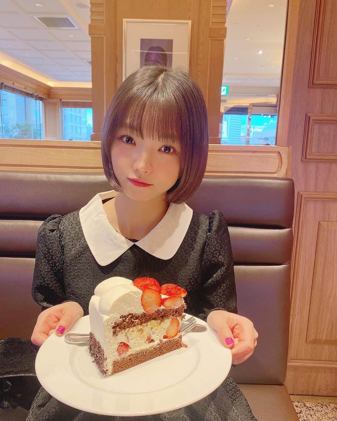 高橋彩音さんのインスタグラム写真 - (高橋彩音Instagram)「妹とケーキ食べた🎂🤍🍓」3月3日 21時12分 - aayyaannee811