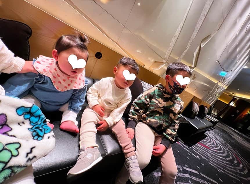 まいちゃんのインスタグラム：「近場だけど1泊してきた🌈 ベビーベッドがあるホテル限られてたけど 檜風呂の和な部屋で良かった🛁 . . #3兄妹」