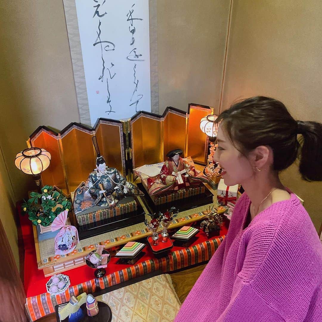 小澤陽子さんのインスタグラム写真 - (小澤陽子Instagram)「𝐻𝒊𝒏𝒂𝒎𝒂𝒕𝒔𝒖𝒓𝒊…🌸  今年で31回目😂✨  ０歳からずーーっと、 留学で日本に居なくても 絶えず毎年出すことができたのも 母のおかげです…🥺ARIGATO☻  毎年一緒に出して➠しまう…という作業も、 家族と懐かしみながらの大切な時間✨  今年も一緒に出して、 私の幼い頃に書いた説明の字の ヘタさに笑っていました😂🤣  #31回目の #ひなまつり #桃の節句 #己書 #初節句 #世界の穏やかな日常を祈ります」3月3日 21時19分 - yoko.ozawa729