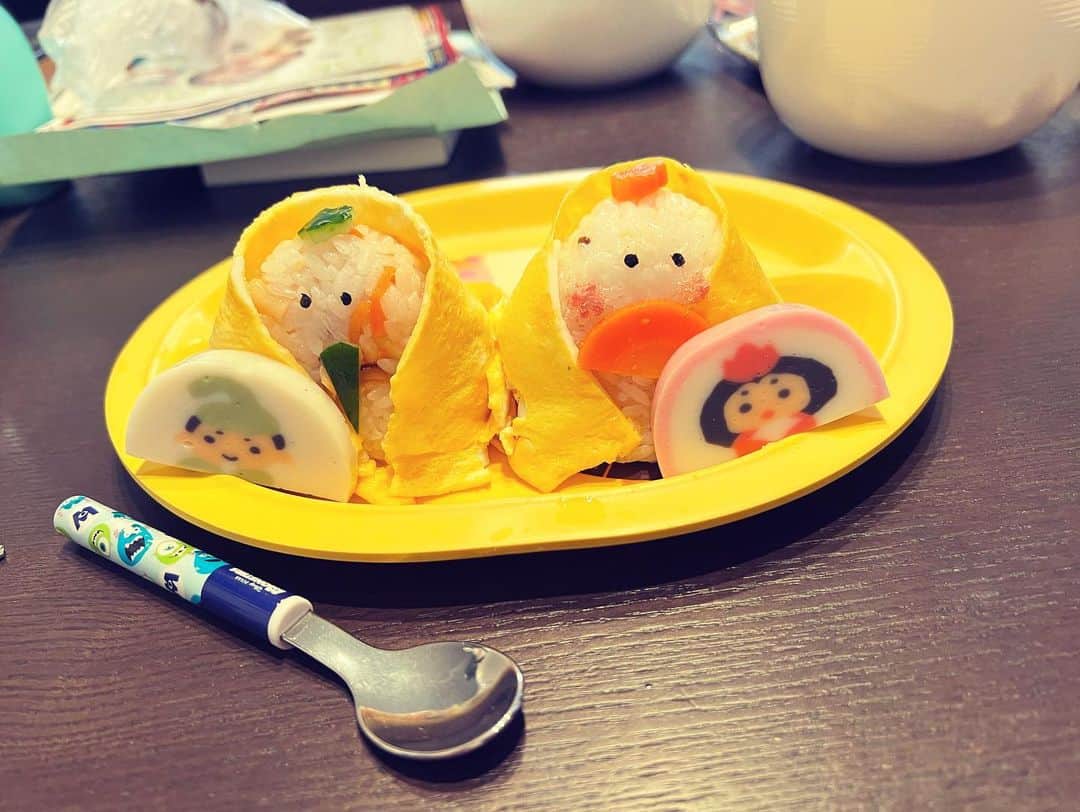 遥天翼さんのインスタグラム写真 - (遥天翼Instagram)「彩晴の初節句。  胸がずきゅん。  #初節句 #9ヶ月になりました  #雛祭りご飯  #急かしたせいで卵が破けた #あかりをつけましょぼんぼんぼん」3月3日 21時31分 - tenyoku
