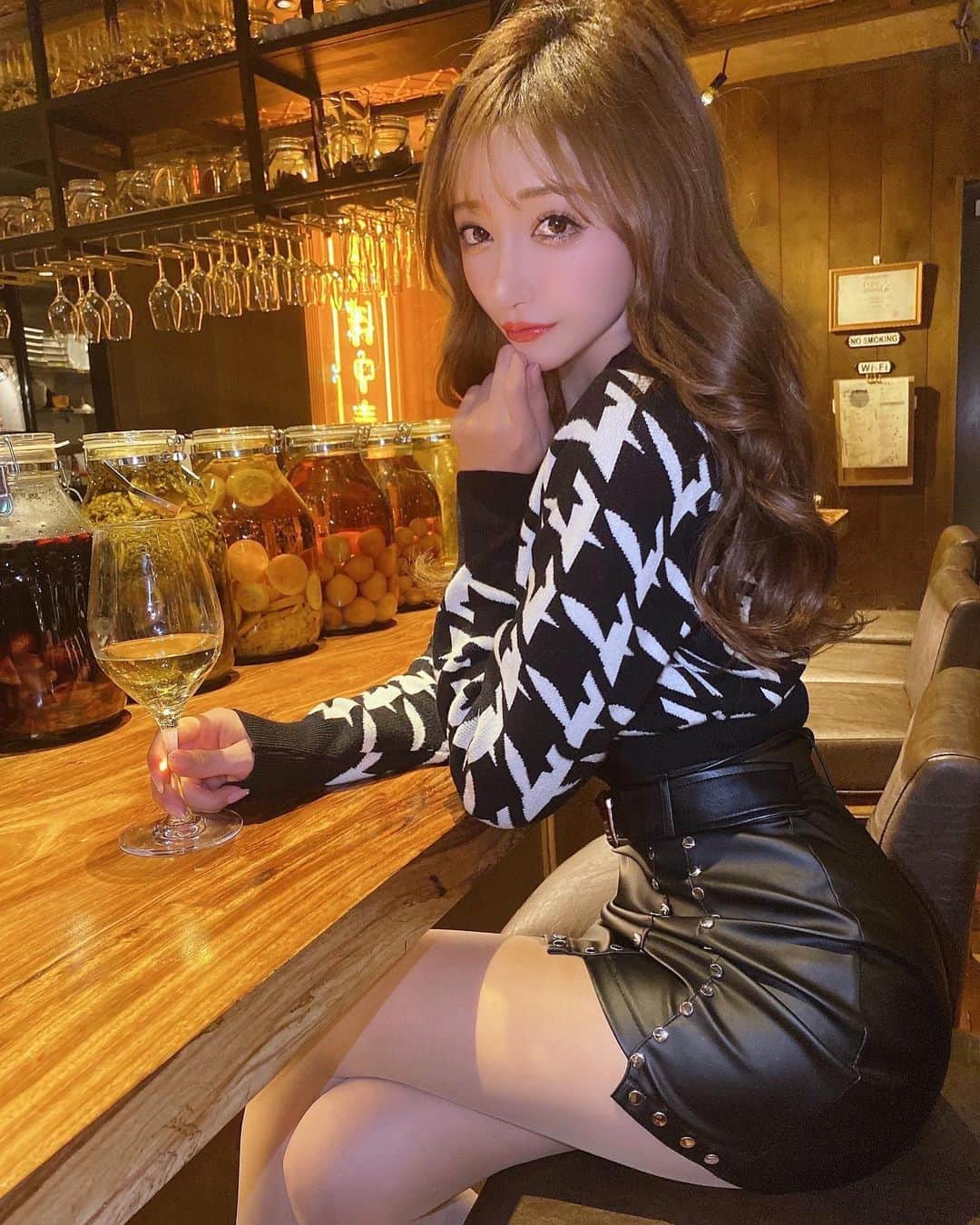 のインスタグラム：「#🍷#🥟#🦪#🥂#🍺 お仕事終わりに😉🤏✨  【@aries_ebisu 】にて #ネイル#マツエク を綺麗にしてもらって💅💓  〜#スパイス料理 専門店 🏺#スパイスホリック  【@spiceholic_nakameguro】で久々のお酒☺️🥂  ここは#スパイス 好きにはたまらないお店なの🧡 特に大っきくてプリプリの#生牡蠣 🦪と ジューシ〜な#餃子 がたまりません💯🥟👍👍✨  擦りたてのスパイスをかけて #ポテサラ も全〜部美味しくて #お酒 すすむくんでした🥂😘✨  またいこぉーっと🥰✨ #Love #happy #中目黒 #中目黒グルメ #中目黒ディナー　 #咲グルメ💋 #咲コーデ💋」