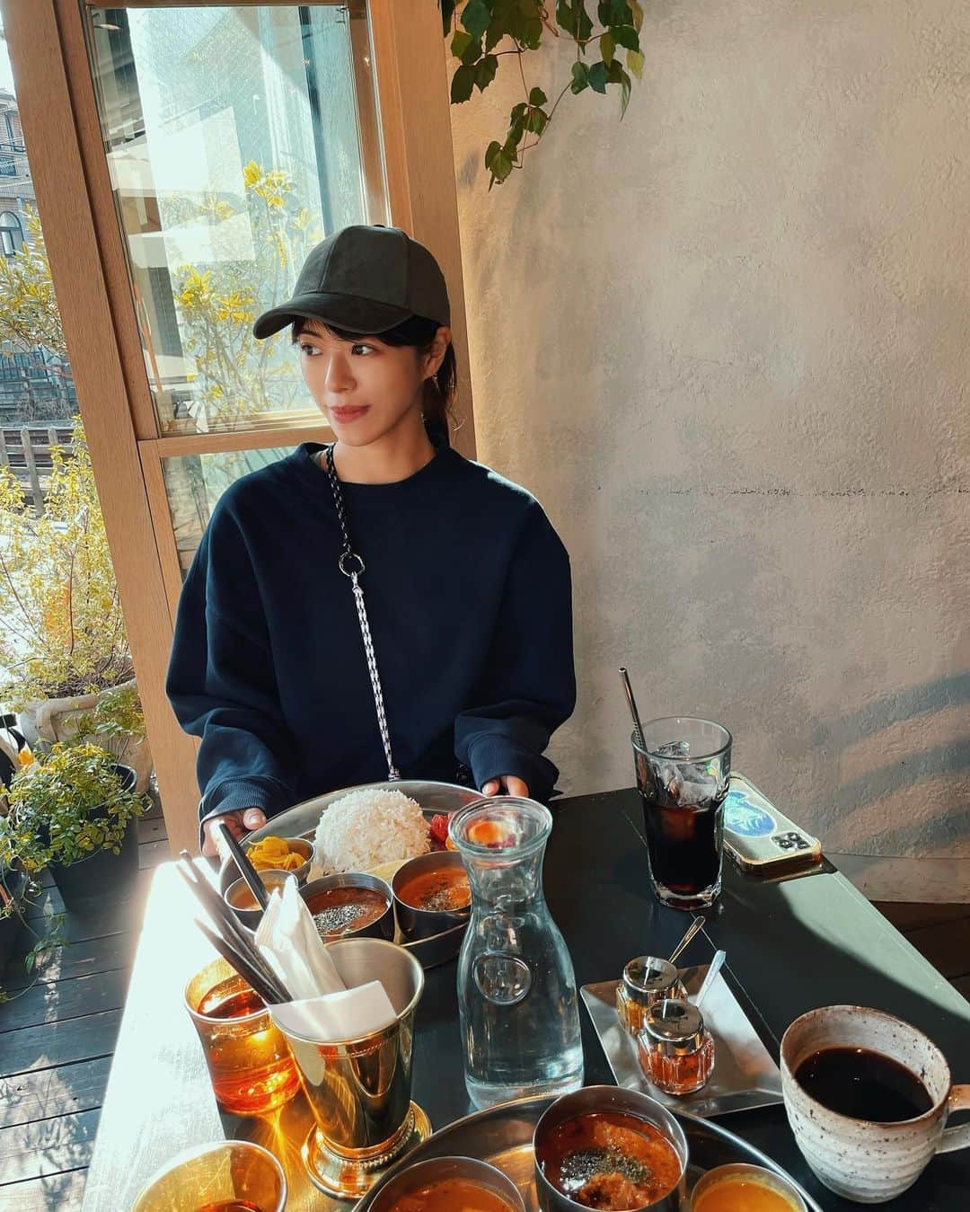わちみなみのインスタグラム：「お散歩してスパイスカレー食べました🍛 @vaji_spice  そして、背中の疲れをとってもらいに @zarahabeauty さんに✨😭 癒されました。。  このトレーナー運動するときよく着てる笑💦  #お散歩　#カレー」