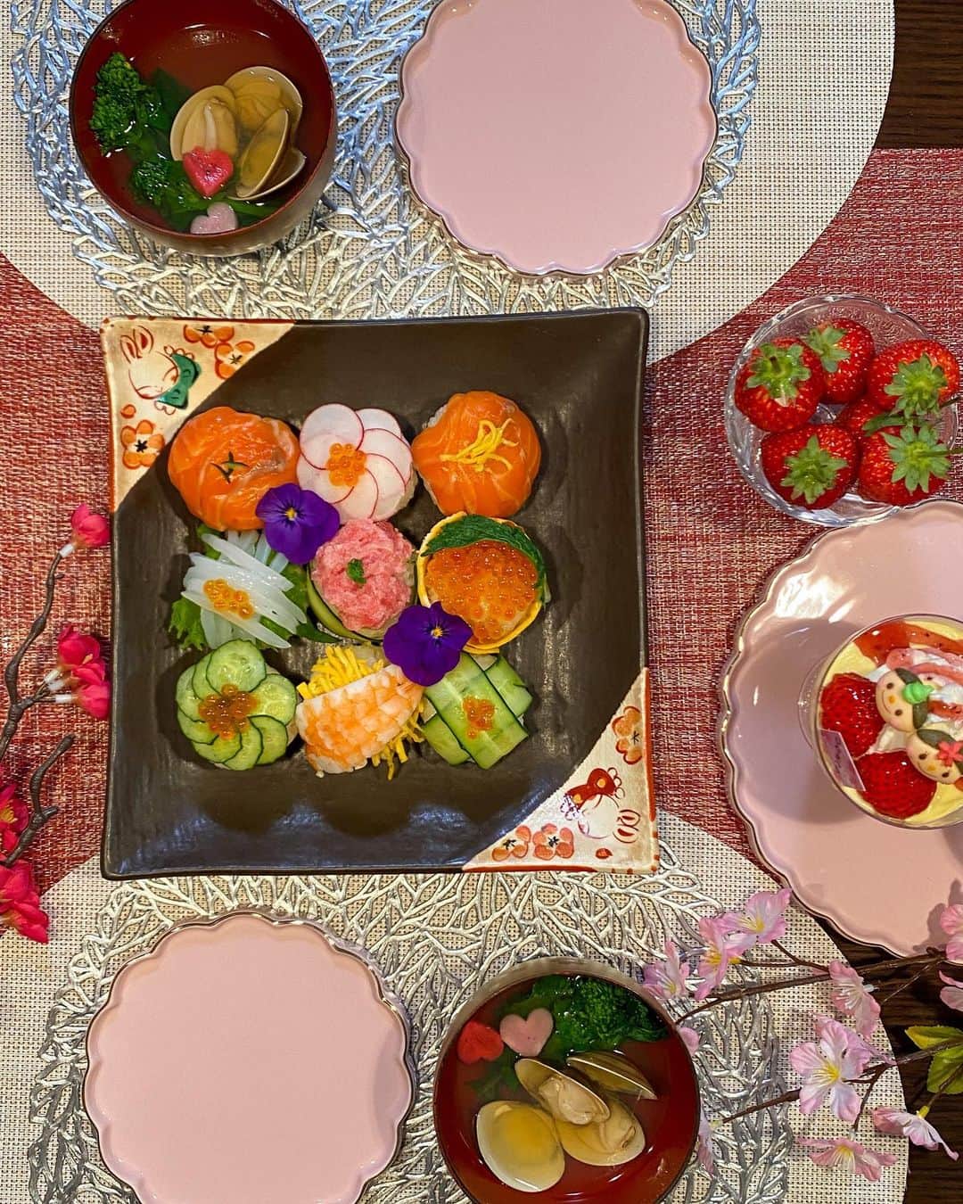 藤澤響花さんのインスタグラム写真 - (藤澤響花Instagram)「🌸🎎3月3日はひなまつり🎎🌸 手毬寿司に初挑戦してみた☺︎  おばあちゃんにご飯の写真を送ったら、こう言う日を大切にするのは良い事だね👵🏻と嬉しそうに言ってくれてほっこりしました♡  (段ボールはウィルキンソンの辛口ジンジャエール🤫) #ひな祭り#雛祭り#ひな祭りごはん#ひなまつりごはん#手毬寿司#桃の節句#ひな祭りケーキ#今日のごはん#おうちごはん#手作りごはん#錦糸卵#寿司#おひなさま」3月3日 21時59分 - kyoka_fujisawa