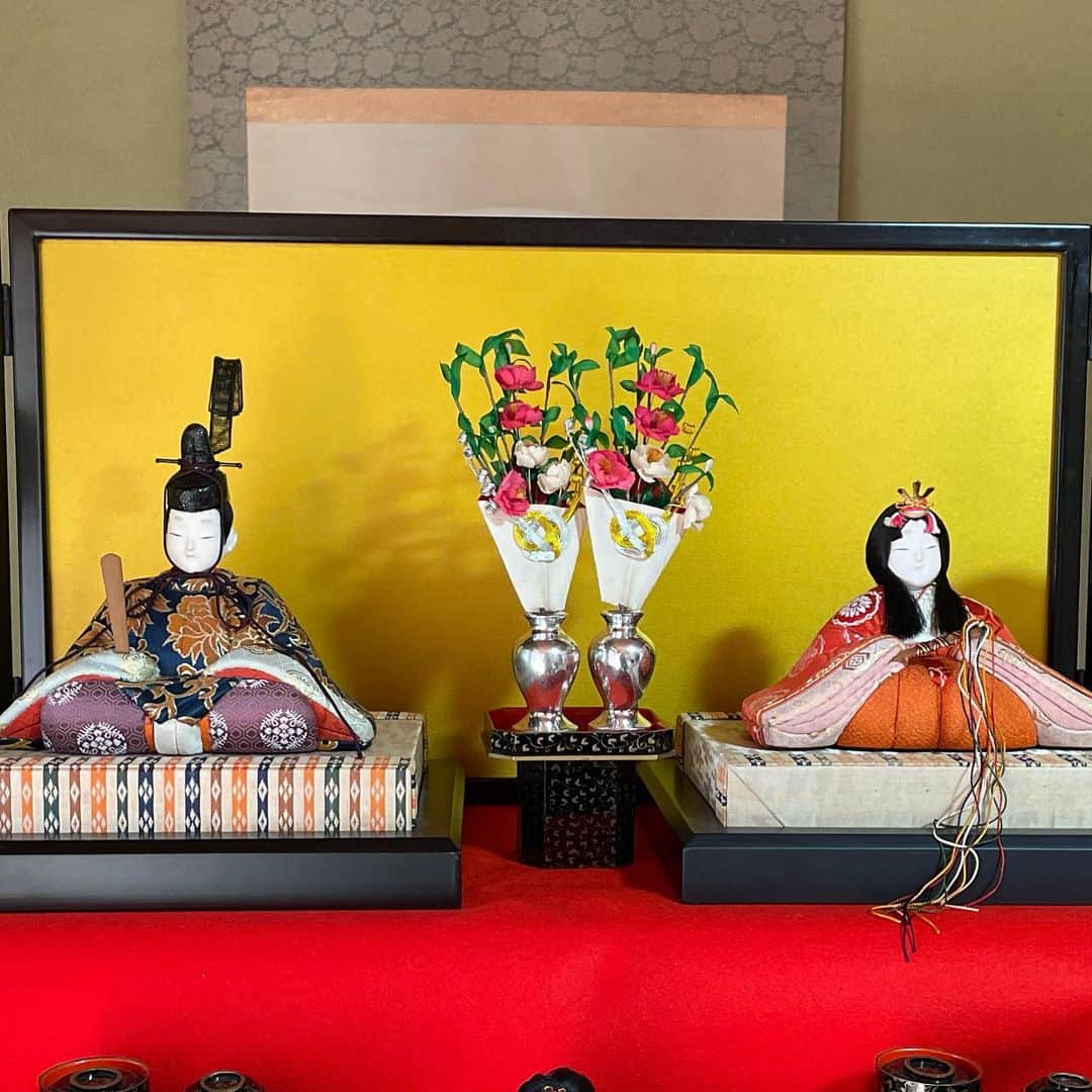 山下智子さんのインスタグラム写真 - (山下智子Instagram)「. 🌸ひな祭り🌸  今年は久しぶりに祖父母の家で私の雛人形を飾ってもらいました🎎 昭和の雛飾りです🤩  今になって知ったのですが、この雛飾りは祖母が手作りしてくれたものなんです。 手作りなんて出来るの！？って思ったのですが、#木目込み人形 っていうんですね。30年以上経ってもとても綺麗でした！  大人になって飾る機会がなくなってきたけれど…祖母が丁寧に作ってくれたこと、この光景を、ずっと覚えていたいなって思います🌸 #ひな祭り #ひな人形 #手作りひな人形 #桃の節句 #🎎」3月3日 22時03分 - tomoko__yamashita
