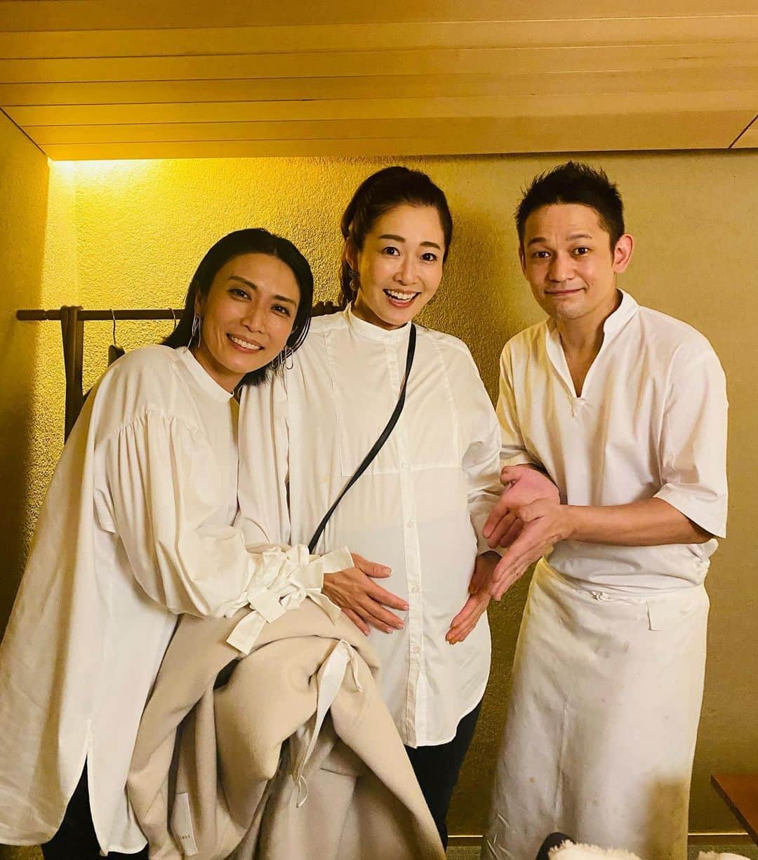 松川浩子さんのインスタグラム写真 - (松川浩子Instagram)「関テレの村西アナが ご出産✨  妊婦ちゃんのときに お腹触らせてもらって 幸せ分けてもらったけど、 このニュースで すごく幸せな気分にまたなれた！  世界が混沌としている中 新しい命の誕生の尊さを 身に染みて感じます。  利恵ちゃん ほんまに ほんまに おめでとう！  心からお祝い申し上げます。  ばんざーい！  #ベビー#出産#村西利恵 #松川浩子#妊婦ちゃん#赤さん #幸せになってね #幸せ分けてもらった💕 #ラルッチョラ#鈴木シェフ」3月3日 22時05分 - hiroko_matsukawambs