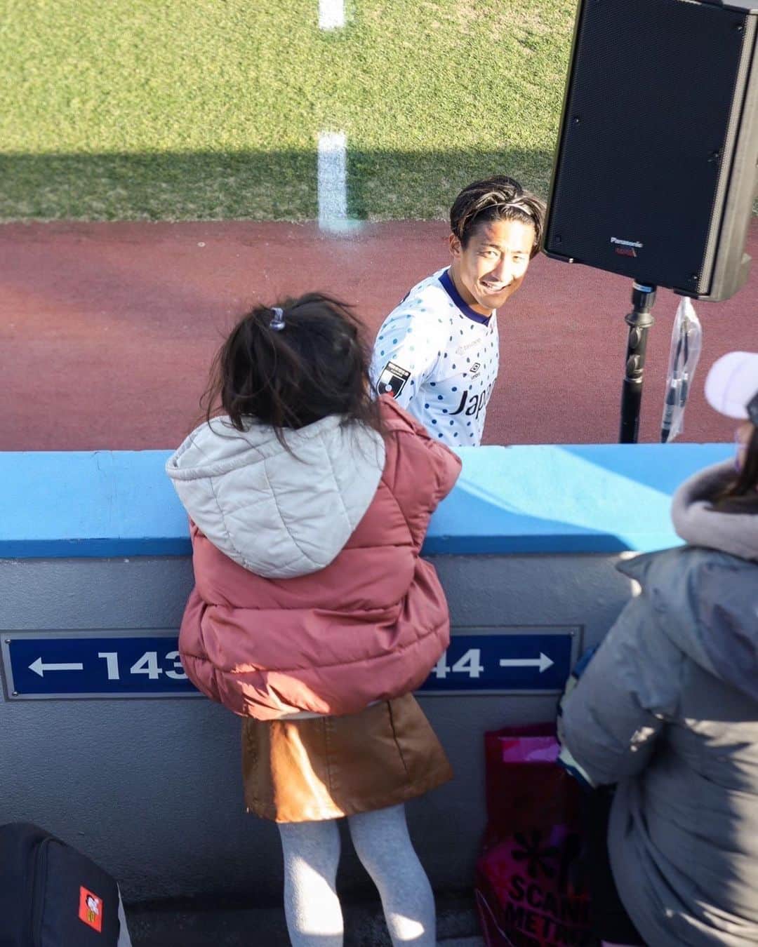 都倉賢のインスタグラム：「雛祭り🎎  ここまで元気に育ってくれて有難う😍 子供が安心して自身の可能性を広げていけるように親として何が出来るか？！日々成長し続ける子供の姿を通して親として凄く考え、刺激をもらいながら成長させてもらってます。  横浜FC戦では試合後に最前列まで来てくれて労いの言葉をかけてくれると思いきや  「パパとヴィヴィくんは何時の飛行機で来たの？！」  と、イレギュラーな質問に試合直後でちゃんとこたえられなかった悔しさを胸にパパとしてもっともっと成長していきたいと思います。  いつも応援有難うね🥰」