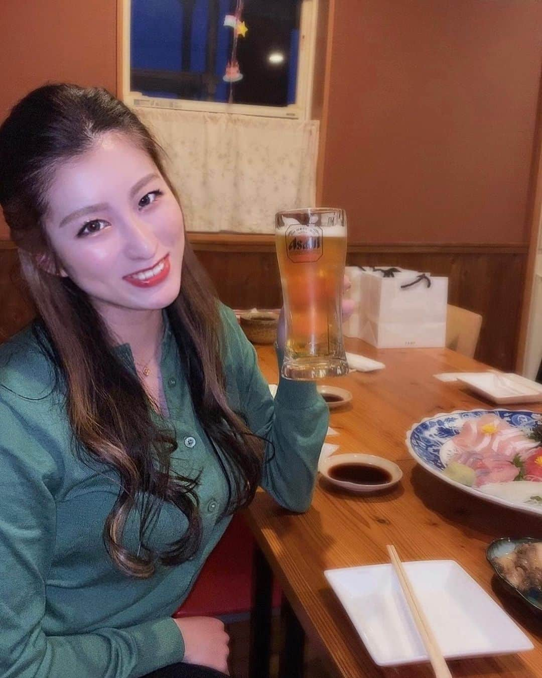 神崎裕女のインスタグラム：「ビール🍺飲めるようになった💚 みんなで合同誕生日会🎂楽しすぎた🐻💘✨  #誕生日 #誕生日会 #ビール #海鮮 #ご飯 #バースデー #ハーフアップ #インナーカラー #ケーキ #伊勢海老 #お刺身 #幸せ #思い出 #グリーンコーデ #センイル  #地元 #淡路島 #冬生まれ #関西 #緑」