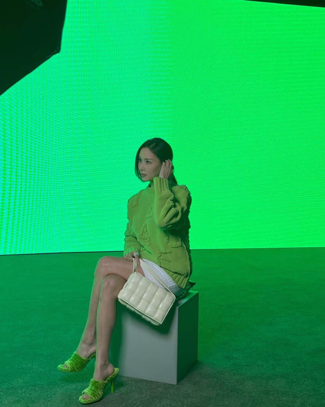 コ・ソヨンのインスタグラム：「BOTTEGAVENETA💚 #BOTTEGAVENETA #보테가베네타  #BOTTEGAVENETAWINTER2022 #보테가베네타2022겨울컬렉션  #BOTTEGAVENETAINSEOUL #보테가베네타인서울」