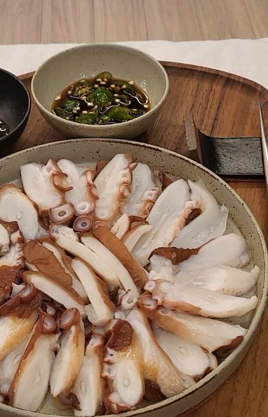 キム・スクのインスタグラム：「4일차 (생존신고)잘 지내고 있음...시간이 생각보다 빨리 갑니다.. 아직 못본게 아직 못먹은게 많은데...다들 코로나 조심하세요^^ @hajaesuk 잘먹을께 넌 김숙라인이야!!!」