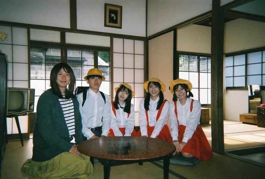 加藤一華のインスタグラム：「. バンカラジオさん📻  #film #フィルムカメラ  #エモい #写ルンです #バンカラジオ #ボンボンTV #コラボ楽しかった #家族写真？？？ #いい写真すぎるのよ」