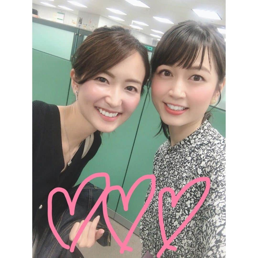 寺田ちひろさんのインスタグラム写真 - (寺田ちひろInstagram)「💕 news every.で共演して以来仲良しの ⁡ 中島芽生アナ(@mei_nakajima)が、 ⁡ 『日テレNEWS24』を卒業した私のことをインスタに書いてくれました💕　 しかも、とてもとても素敵な文章で😭✨ ⁡ 本当にありがとう。 ⁡ ぜひめいぽんのインスタを見てから、 こちらをご覧ください🧸 ⁡ ＊ ＊ ＊ ⁡ めいぽん💕 かわいくてぴったりだなぁと思って、 いつからか勝手にこの呼び方をしております🥰 ⁡ 私の24最終日。 every.終わりでお花を持って駆けつけてくれたときの写真です😭🌸 ⁡ ⁡ そうなんです！ めいぽんってそういう人なんです！ ⁡ 周りをよく見ている気遣いの人で✨ 相手のいいところを見つける天才で✨ とにかく優しい✨ ⁡ そして、私のことを努力の人と言ってくれているけど、 それはめいぽんの方だよ！！！ と、声を大にして言いたい！！！ ⁡ every.時代からたくさん刺激を受けてきたし、 たくさんたくさん助けてもらいました。 本当に、感謝してもしきれません💐 ⁡ ⁡ 私はめいぽんのこの笑顔が大好きです😍 ⁡ 宝塚が大好きなめいぽんが頑張っている 『日テレNEWS24』の新企画、 #アプレジェンヌ　〜日テレ大劇場へようこそ〜 では、この笑顔をたくさん見られるはず💕 ⁡ こちらも要チェックですよ🥰✨ ⁡ ⁡ またいつか一緒にお仕事できるよう、 私も日々精進します！！💪 ⁡ ⁡ 最後に💕 ⁡ めいぽん、 あの頃は私たち、若かったねぇ😌笑 ⁡ ⁡ 2枚目…every.終わりに 3枚目…衣装撮影中に写り込んでくれためいぽん 4枚目…every.卒業日に泣いてしまった私の涙を拭いてくれるめいぽん(私の方が歳上です😭☺️💦笑) ⁡ ⁡ #中島芽生 #newsevery #シューイチ #アプレジェンヌ #寺田ちひろ #日テレnews24 #クマ好きの武士 🤣」3月3日 23時11分 - chihiro_terada1223