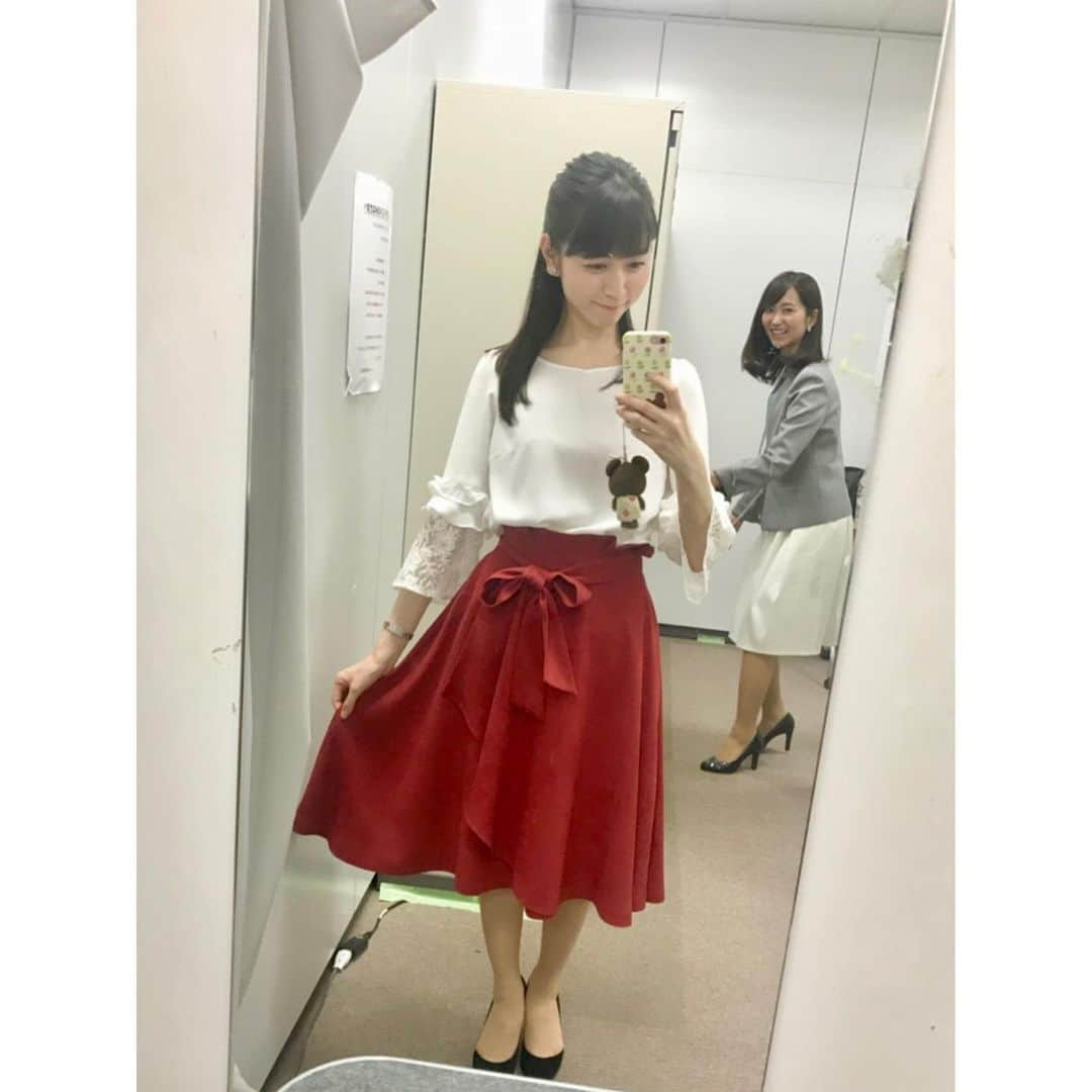 寺田ちひろさんのインスタグラム写真 - (寺田ちひろInstagram)「💕 news every.で共演して以来仲良しの ⁡ 中島芽生アナ(@mei_nakajima)が、 ⁡ 『日テレNEWS24』を卒業した私のことをインスタに書いてくれました💕　 しかも、とてもとても素敵な文章で😭✨ ⁡ 本当にありがとう。 ⁡ ぜひめいぽんのインスタを見てから、 こちらをご覧ください🧸 ⁡ ＊ ＊ ＊ ⁡ めいぽん💕 かわいくてぴったりだなぁと思って、 いつからか勝手にこの呼び方をしております🥰 ⁡ 私の24最終日。 every.終わりでお花を持って駆けつけてくれたときの写真です😭🌸 ⁡ ⁡ そうなんです！ めいぽんってそういう人なんです！ ⁡ 周りをよく見ている気遣いの人で✨ 相手のいいところを見つける天才で✨ とにかく優しい✨ ⁡ そして、私のことを努力の人と言ってくれているけど、 それはめいぽんの方だよ！！！ と、声を大にして言いたい！！！ ⁡ every.時代からたくさん刺激を受けてきたし、 たくさんたくさん助けてもらいました。 本当に、感謝してもしきれません💐 ⁡ ⁡ 私はめいぽんのこの笑顔が大好きです😍 ⁡ 宝塚が大好きなめいぽんが頑張っている 『日テレNEWS24』の新企画、 #アプレジェンヌ　〜日テレ大劇場へようこそ〜 では、この笑顔をたくさん見られるはず💕 ⁡ こちらも要チェックですよ🥰✨ ⁡ ⁡ またいつか一緒にお仕事できるよう、 私も日々精進します！！💪 ⁡ ⁡ 最後に💕 ⁡ めいぽん、 あの頃は私たち、若かったねぇ😌笑 ⁡ ⁡ 2枚目…every.終わりに 3枚目…衣装撮影中に写り込んでくれためいぽん 4枚目…every.卒業日に泣いてしまった私の涙を拭いてくれるめいぽん(私の方が歳上です😭☺️💦笑) ⁡ ⁡ #中島芽生 #newsevery #シューイチ #アプレジェンヌ #寺田ちひろ #日テレnews24 #クマ好きの武士 🤣」3月3日 23時11分 - chihiro_terada1223