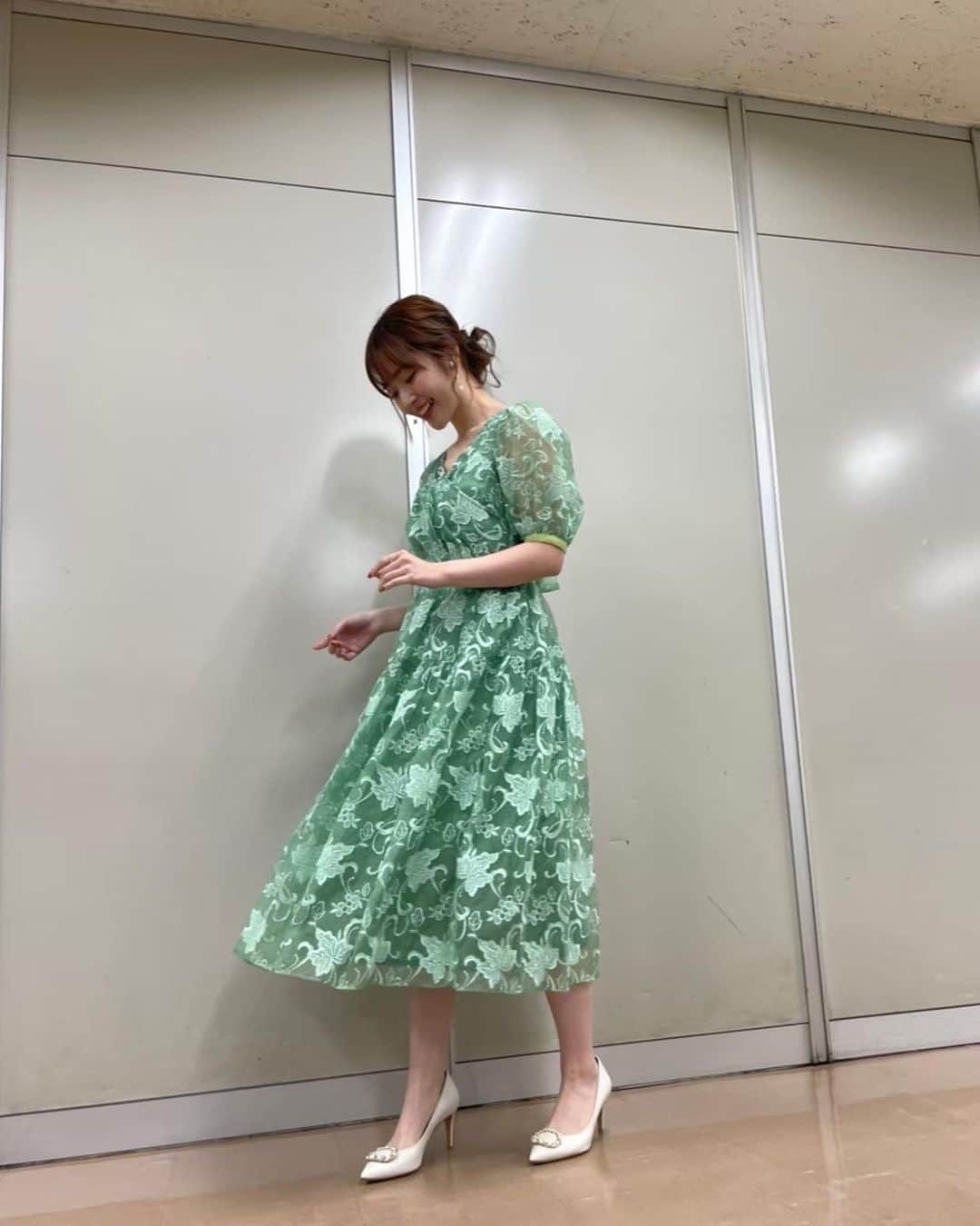 鈴木愛理さんのインスタグラム写真 - (鈴木愛理Instagram)「✴︎ 今回の #クラシックTV は #緑黄色社会 さんをお迎えしました🌱 ⁡ 最近は同世代のアーティストさんと共演する機会が多くて、たくさん刺激をいただけるなぁ。 ⁡ 収録ラストの歌は ほんとに歌いたくて歌いたくてウズウズしました。 ⁡ とっても心を込めた優しさと 愛のある演奏 そして力強い歌声のパワーで ⁡ 明日からも頑張ろうって思わせてくれる リョクシャカさんの音楽。 ⁡ 今回も素敵な出会いに感謝です🥲❤︎ ⁡ dress @adelly.tokyo ring @cloction__  pumps  @dianashoespress ⁡ #ボーカルのはるちゃんに #友達になりませんかナンパされたのは #この収録の後です #笑 ⁡ #無事焼肉もいけました #楽しすぎてあっという間だったな #嬉しいなぁ」3月3日 23時14分 - airisuzuki_official_uf