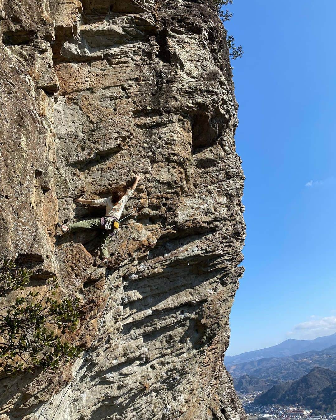 のインスタグラム：「スノボのシーズンが終わり、今年初の岩は初めての城山。  突然決まった@komiyama.hiroko  との2人岩旅は少し贅沢して岩と、ご飯と、宿を堪能。  とても雰囲気の良い岩場で、会えた方々も素敵な方ばかり。  OVERDRIVE 生と死の分岐点 インチキキジ  たくさん2人で語り合った2日間。 たくさんありがとう😌  @awesome_climbing_equipment  @eyecandyworks」