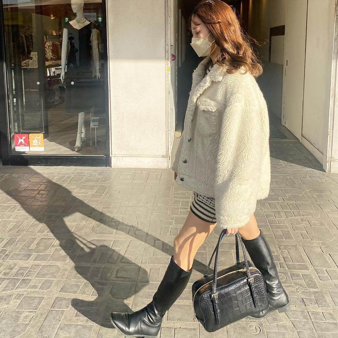 m.a.c.o.zのインスタグラム：「お久しぶりです♡ 色々ありましたが、元気です😇  ご無沙汰でしたが、 今日は気分が良くって、 久しぶりにまた投稿し始めようと 何となく思いました⋆͛🦖⋆͛笑 見てくれる人がいるのかわからないですが？ 見てくれているなら嬉しい♡です😊  この日はオーバーニットを ニットワンピ風に モノトーンコーデでした  最近ゆうきが一緒に 写真全然撮ってくれん！  #モノトーンコーデ#モノトーン#ニットワンピ#ニット#ブーツ#ブーツコーデ#黒小物#ボアジャケット#モコモコアウター#冬コーデ#アウトレット」