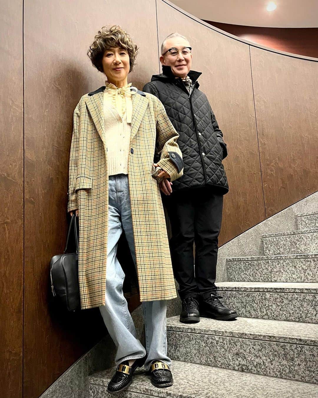 のインスタグラム：「. 今日は仮面夫婦のお仕事でした☺︎  「チコとハコのボンボニエール」に参加して下さった皆様、どうにか無事に？2回目終了。ありがとうございました☺︎  #チコとハコのボンボニエール  #仮面夫婦のお仕事  #はこちゃんが小さく見える立ち位置 #岩下尚史 @iwashita_hisafumi  #黒田知永子 #chiekokuroda」