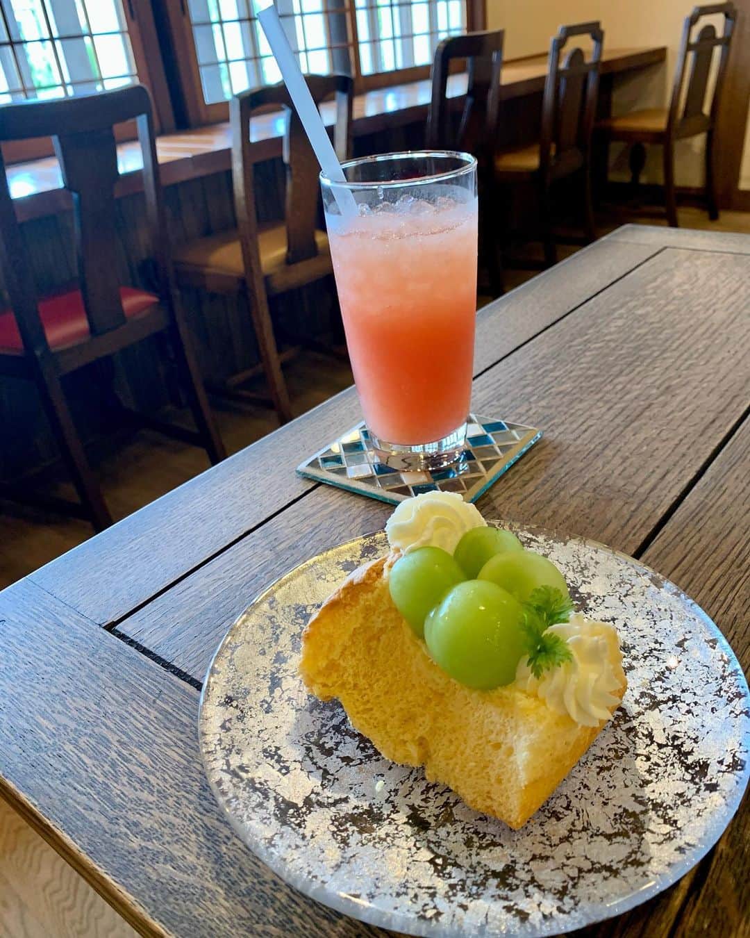 天満のどか & 愛野ユキのインスタグラム：「岡山はフルーツもおいしいんだよ♡  #くらしき桃子 #シャインマスカット #倉敷カフェ #cafe」