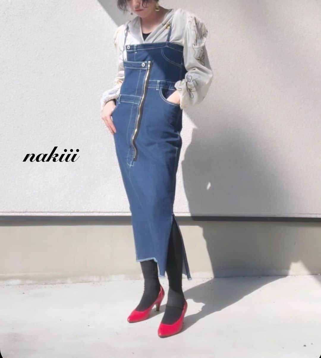 nakiのインスタグラム：「今季からはショップに並んでる洋服がタイトな物が多くなってきましたね。 ・ デニムワンピースは去年の物ですが、シルエットがタイトで今季ににちょうど良いかも。 ・ ・ #アラフォー#アラフォーコーデ #デニム#デニムコーデ#デニムワンピース#アラフォーファッション」