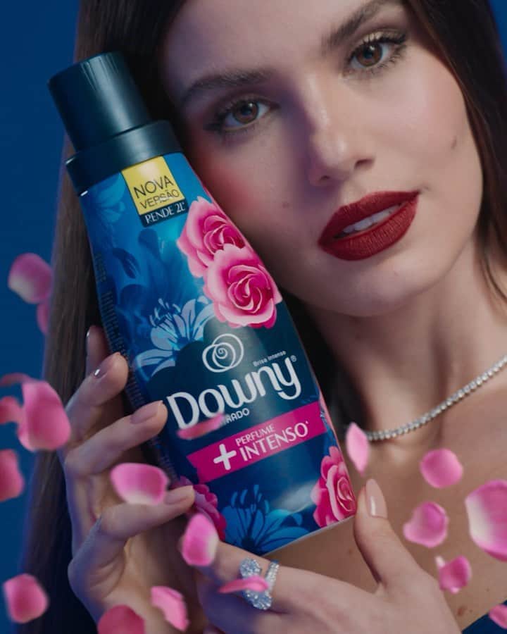 Camila Queirozのインスタグラム：「Vocês viram que tem novo comercial de @DownyBrasil no ar 💕 ? O tradicional Brisa de Verão ganhou a versão Brisa de Verão Intenso pra a gente que ama todas as intensidades!  #publicidade」