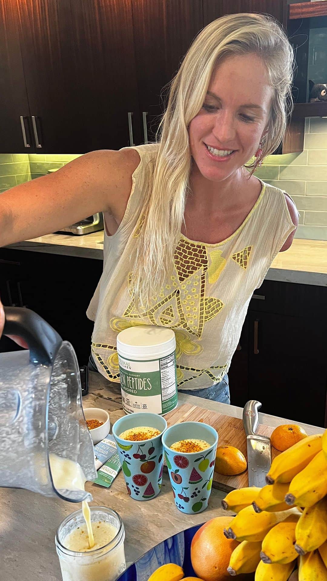 Bethany Hamiltonのインスタグラム：「One staple food creation in our house is smoothies! Adam and I got in the kitchen and made a yummy mango banana smoothie with collagen peptides and topped it with bee pollen 🥥🍌🥭🍊😋  -1 to 2 cups coconut water -2 cups milk -2 small bananas or 1 regular banana -2 cups frozen mango -fresh juice from 1 small orange -1 scoop of collagen peptides (I like @primalkitchenfoods!) -handful of ice -bee pollen  You can always adjust to what you like or what you have on hand! #bethanystylehealth  #primalkitchen #sponsored #biggerbite」