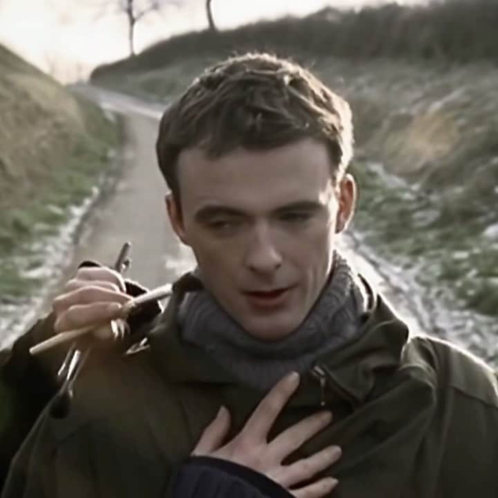 トラヴィスのインスタグラム：「Released this week back in 1999, watch the video for Writing to Reach You now in HD ✍️ 🎸   Link in bio for full video ☝🏻☝🏻」